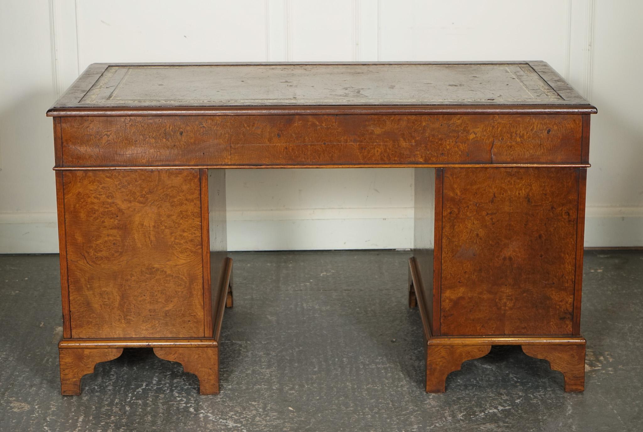 TOOLiNG VINTAGE BURR WALNUT TWIN PEDESTAL BROWN LEATHER DEsk or ÉMBOSÉ en vente 4