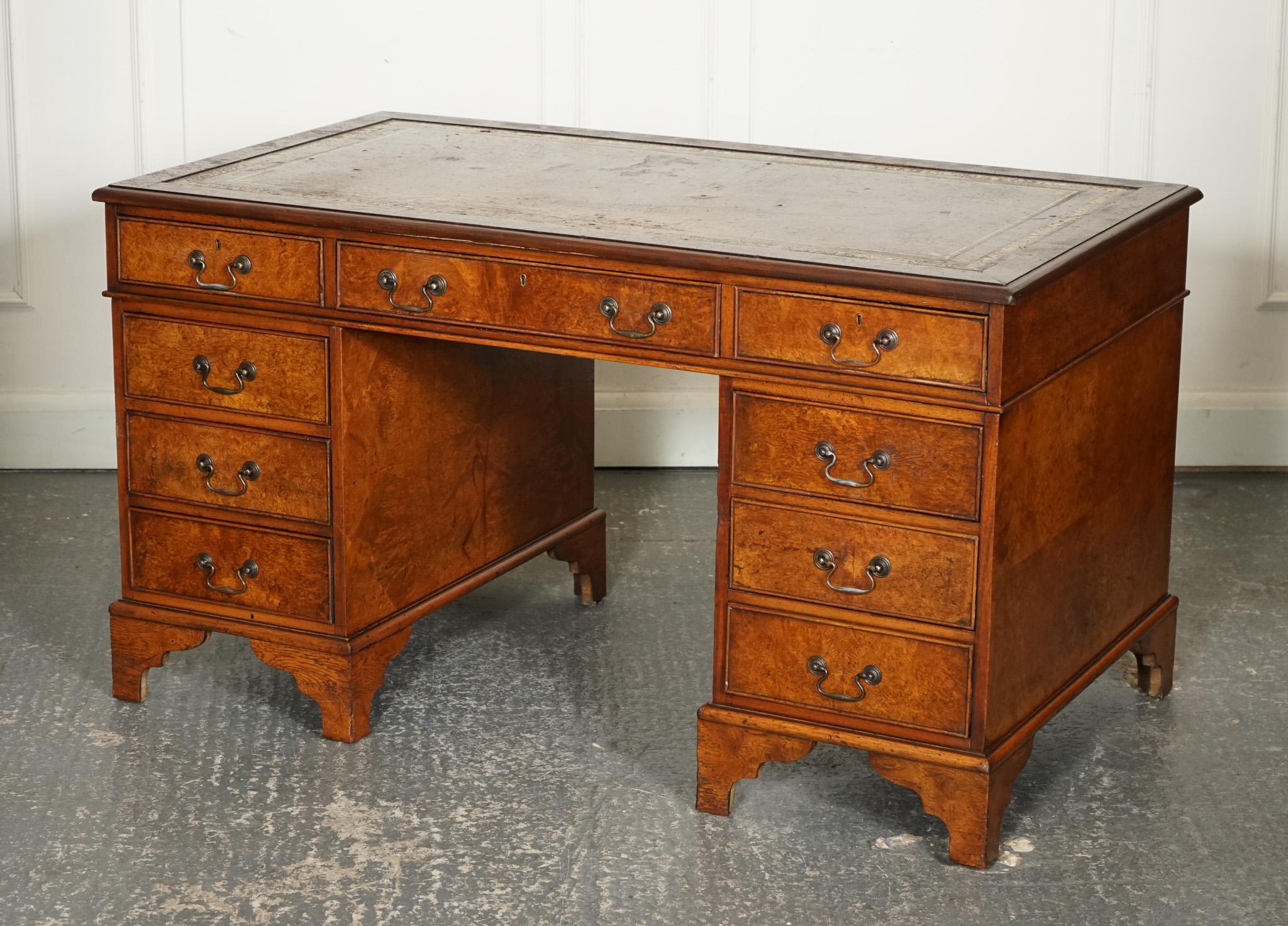 
Nous sommes ravis de proposer à la vente ce magnifique bureau vintage en ronce de noyer avec plateau en cuir marron.

Il s'agit d'un bureau solide et de très bonne facture, mais le cuir et le pourtour du bureau présentent une certaine usure