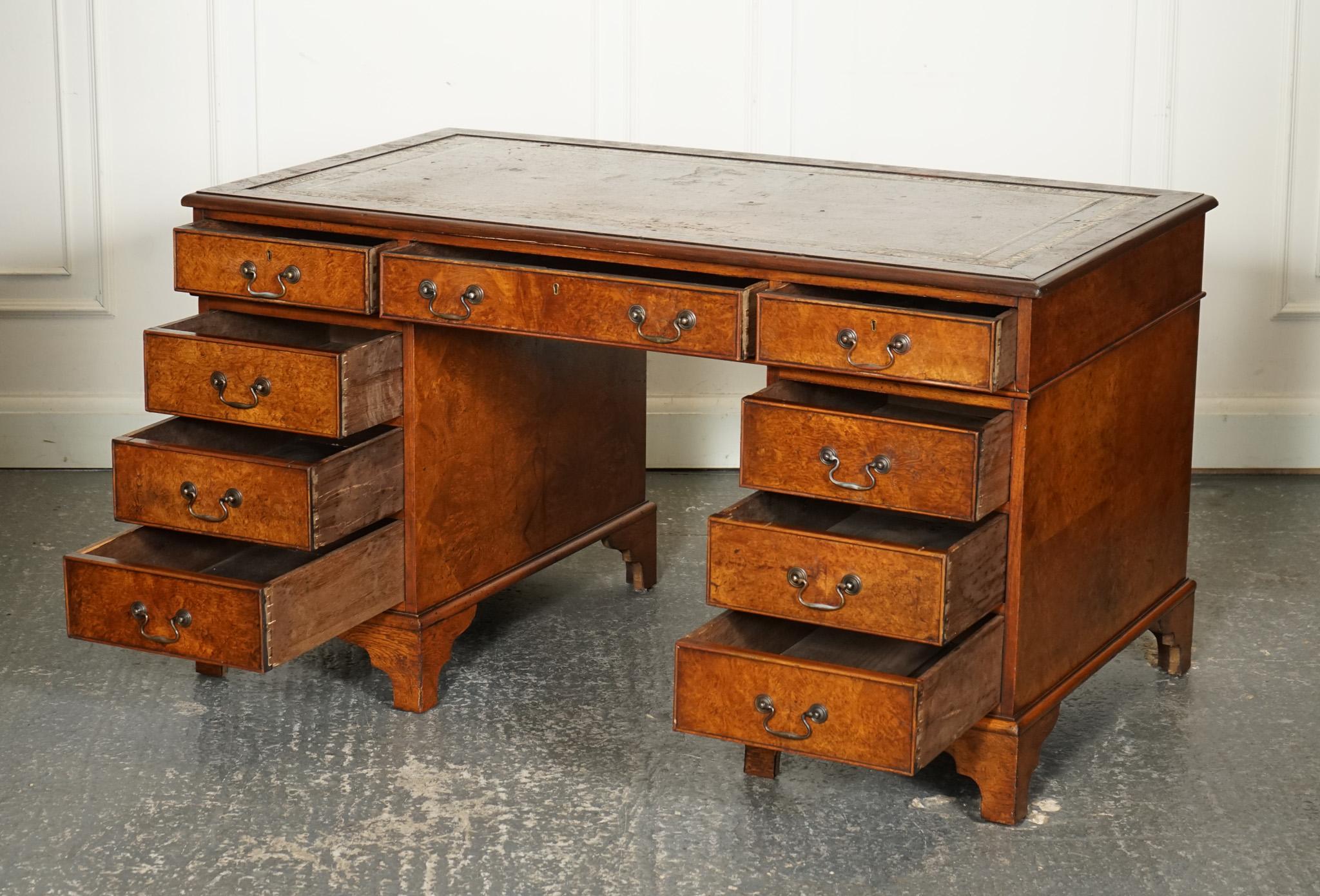 Britannique TOOLiNG VINTAGE BURR WALNUT TWIN PEDESTAL BROWN LEATHER DEsk or ÉMBOSÉ en vente