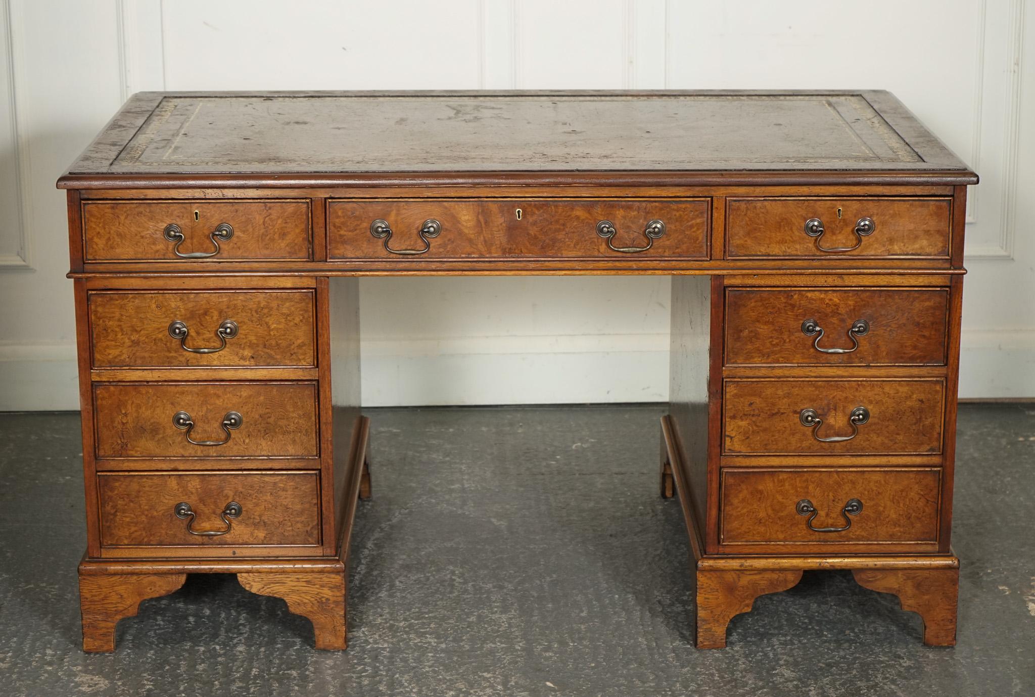 Fait main TOOLiNG VINTAGE BURR WALNUT TWIN PEDESTAL BROWN LEATHER DEsk or ÉMBOSÉ en vente