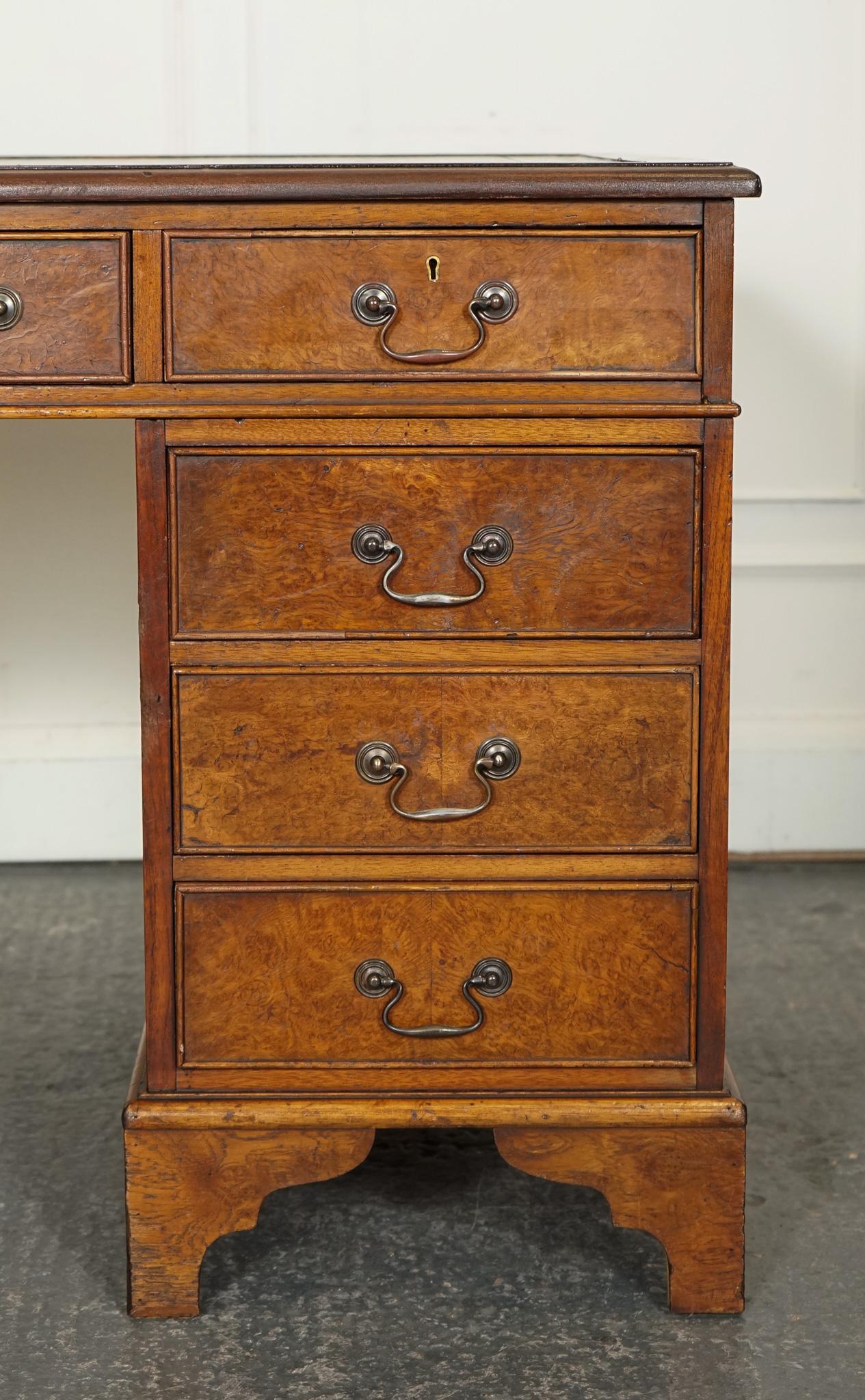 TOOLiNG VINTAGE BURR WALNUT TWIN PEDESTAL BROWN LEATHER DEsk or ÉMBOSÉ Bon état - En vente à Pulborough, GB