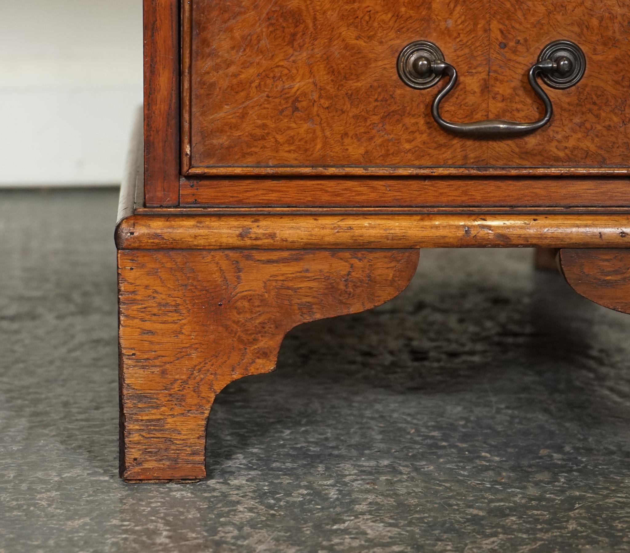 20ième siècle TOOLiNG VINTAGE BURR WALNUT TWIN PEDESTAL BROWN LEATHER DEsk or ÉMBOSÉ en vente