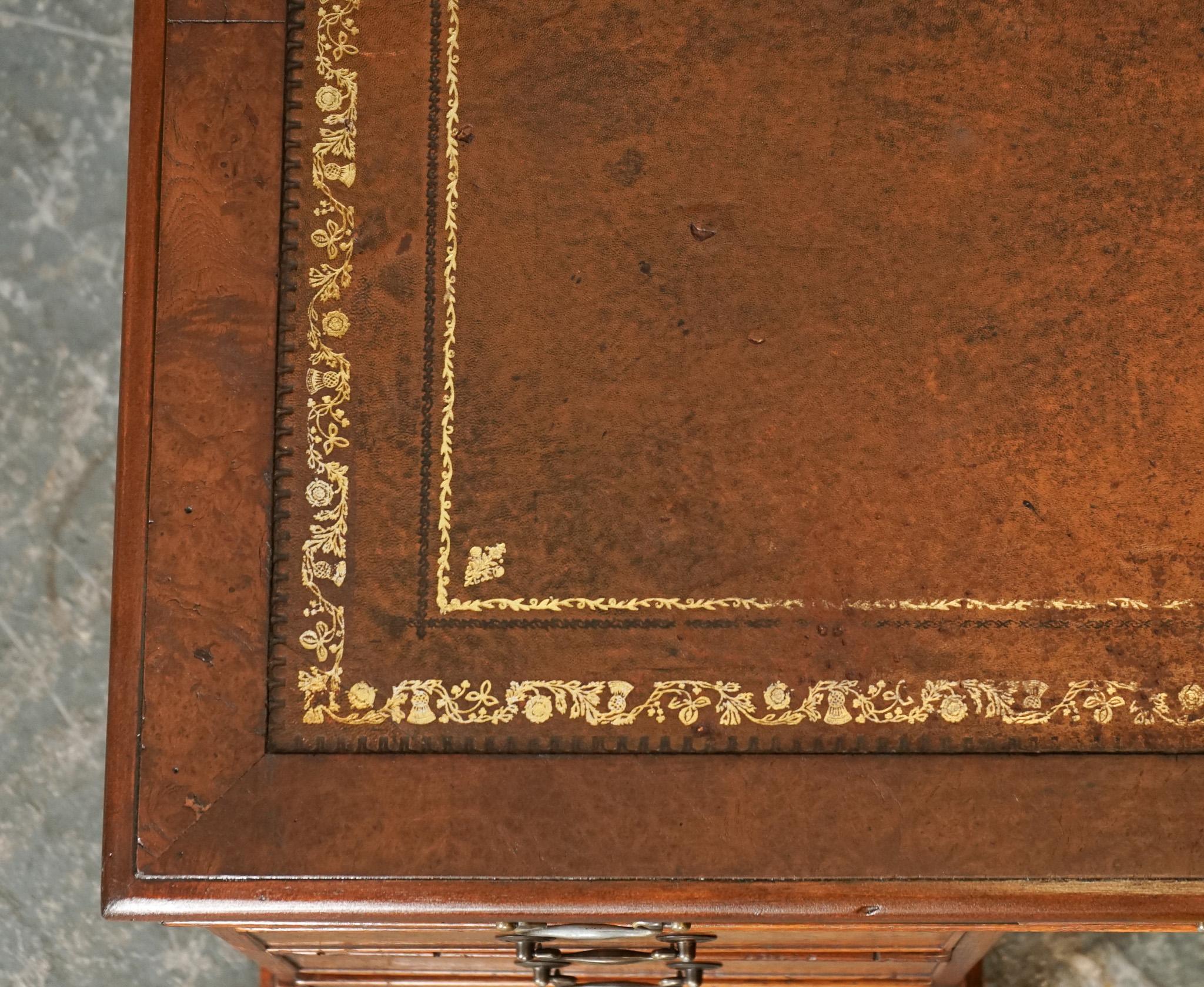 Noyer TOOLiNG VINTAGE BURR WALNUT TWIN PEDESTAL BROWN LEATHER DEsk or ÉMBOSÉ en vente
