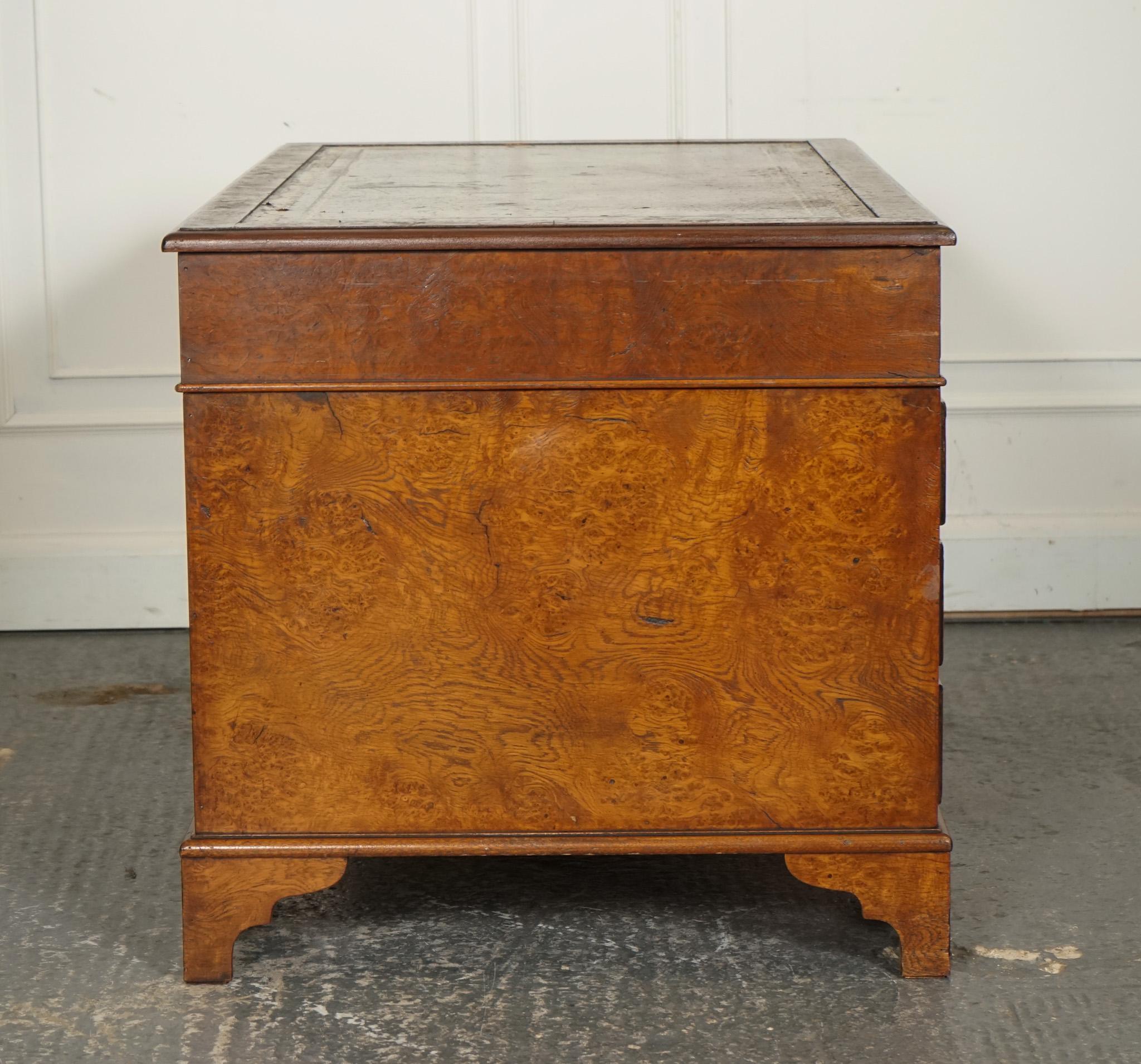 TOOLiNG VINTAGE BURR WALNUT TWIN PEDESTAL BROWN LEATHER DEsk or ÉMBOSÉ en vente 2
