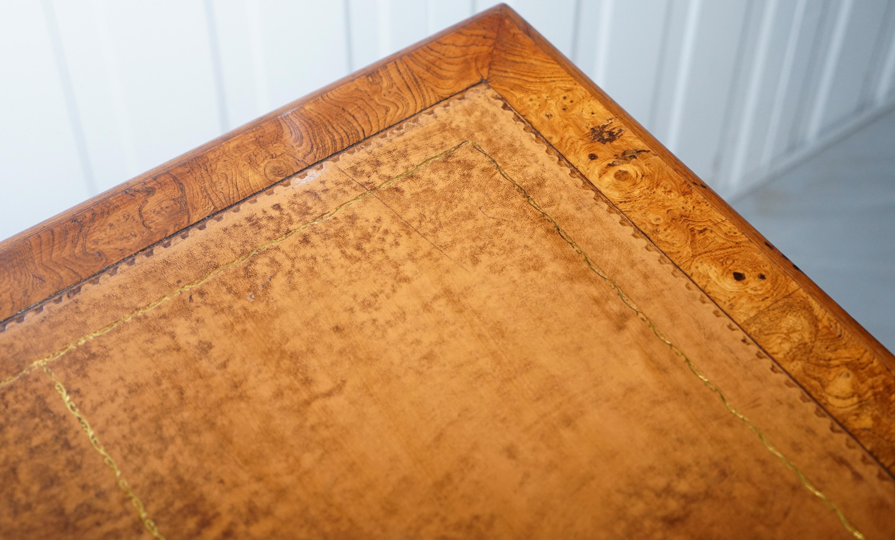 Vintage Burr Walnut Twin Pedestal Partner Desk with Brown Leather Gold Surface (20. Jahrhundert)