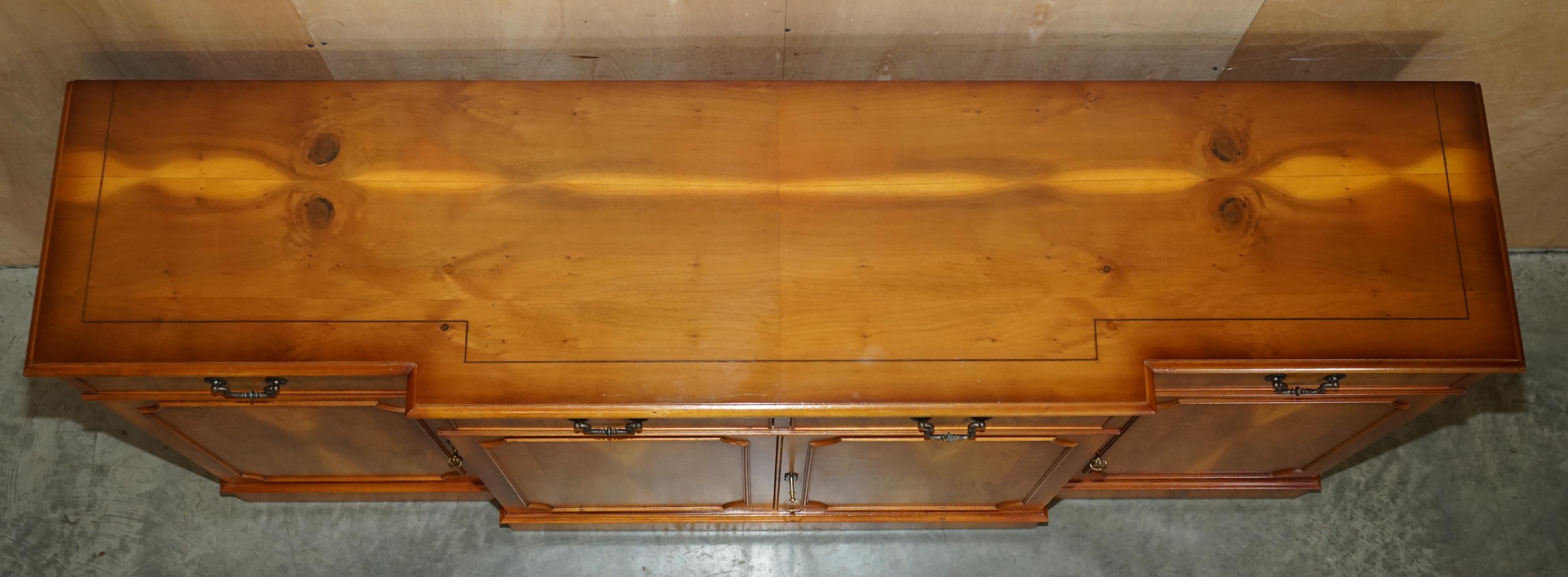 Vintage-Sideboard aus Wurzelholz mit vier Schubladen und Original-Schlüssel im Angebot 1