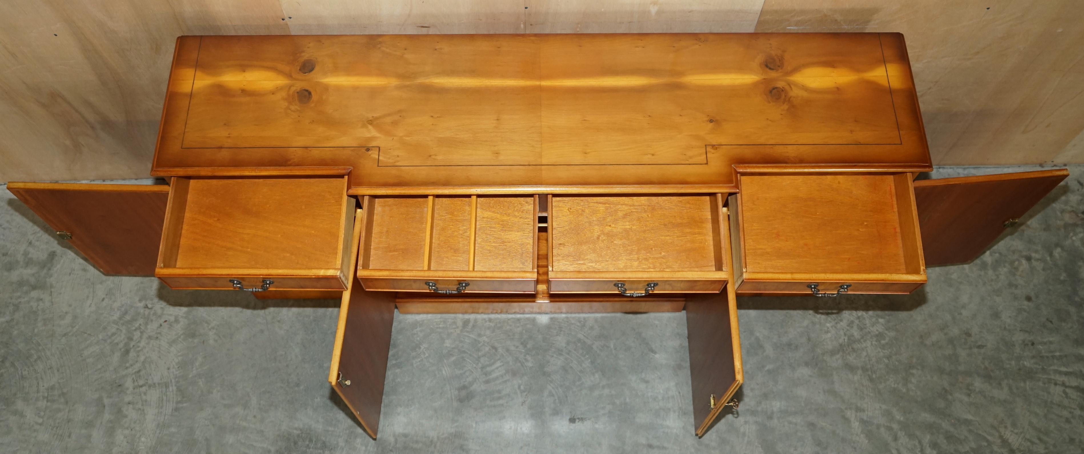 Enfilade en bois d'if vintage avec quatre tiroirs et clé d'origine en vente 11