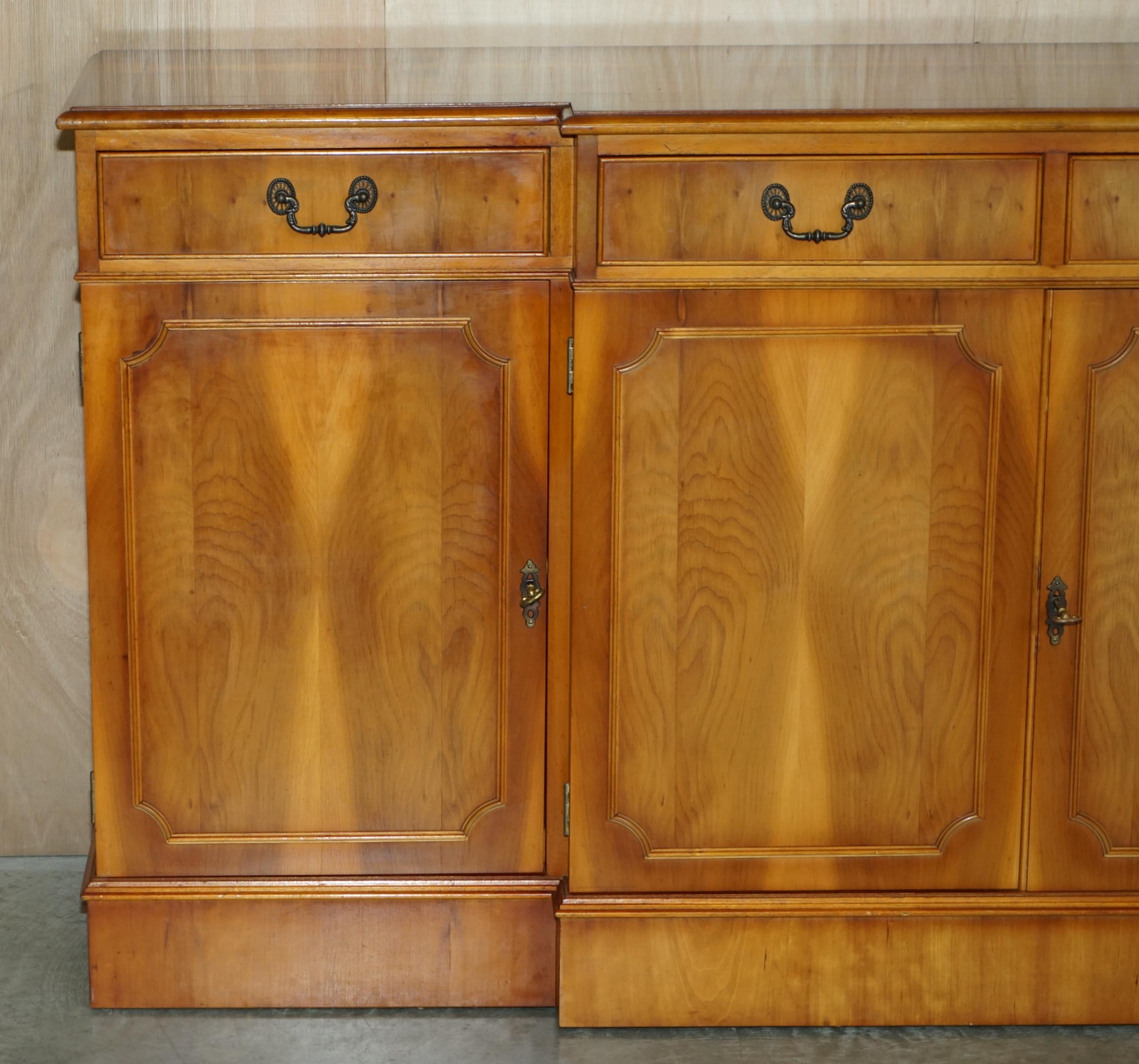 Country Enfilade en bois d'if vintage avec quatre tiroirs et clé d'origine en vente