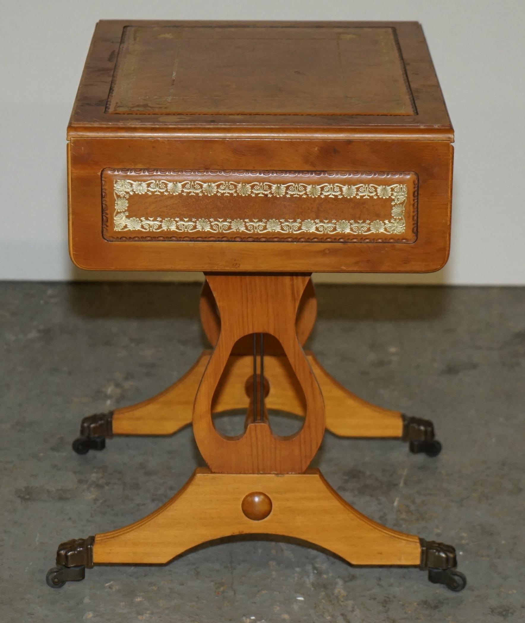 Table d'appoint ViNTAGE BURR YEW WOOD BROWN LEATHER GOLD LEAF ÉMBOSÉ EXTENsible en vente 3