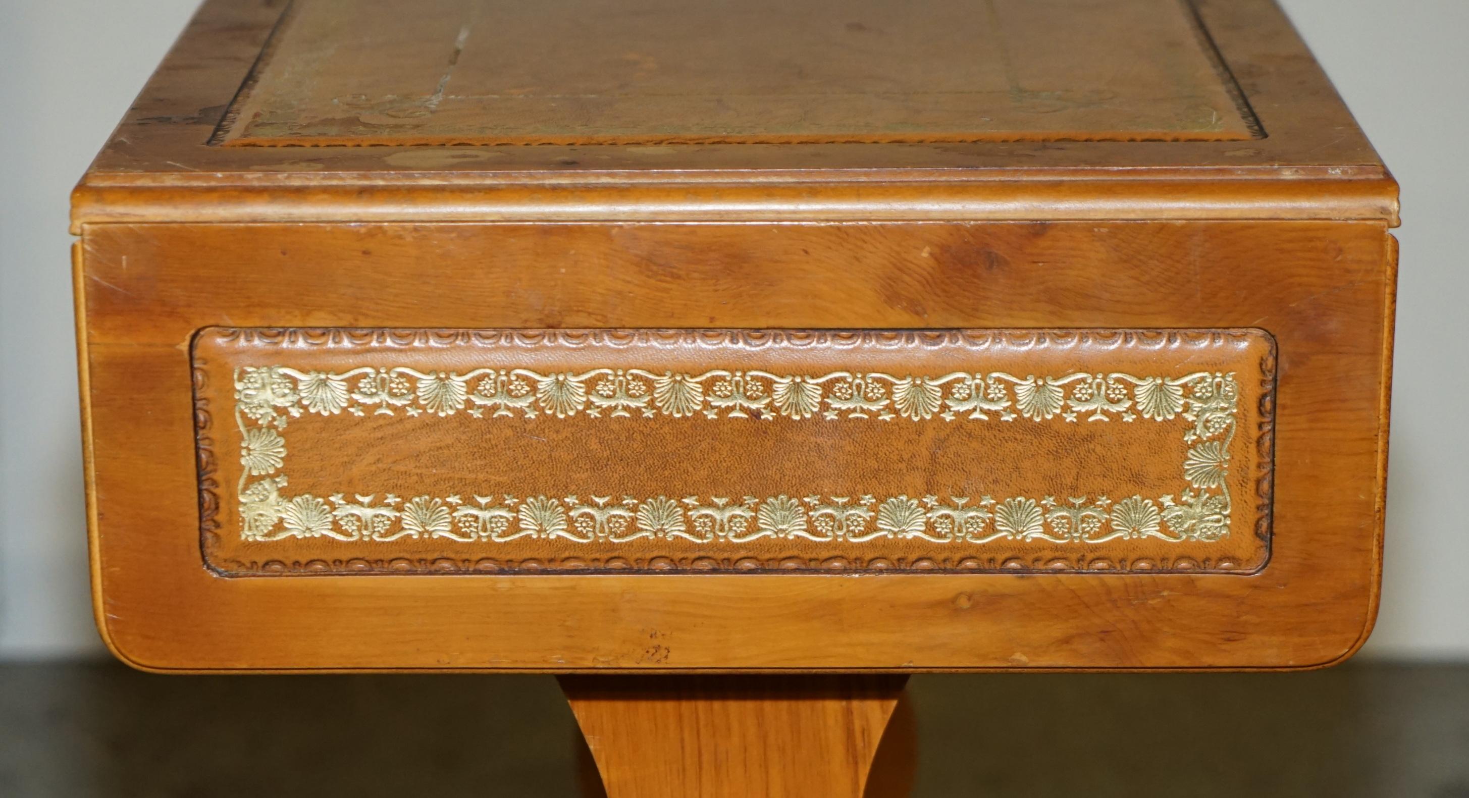 Table d'appoint ViNTAGE BURR YEW WOOD BROWN LEATHER GOLD LEAF ÉMBOSÉ EXTENsible en vente 4