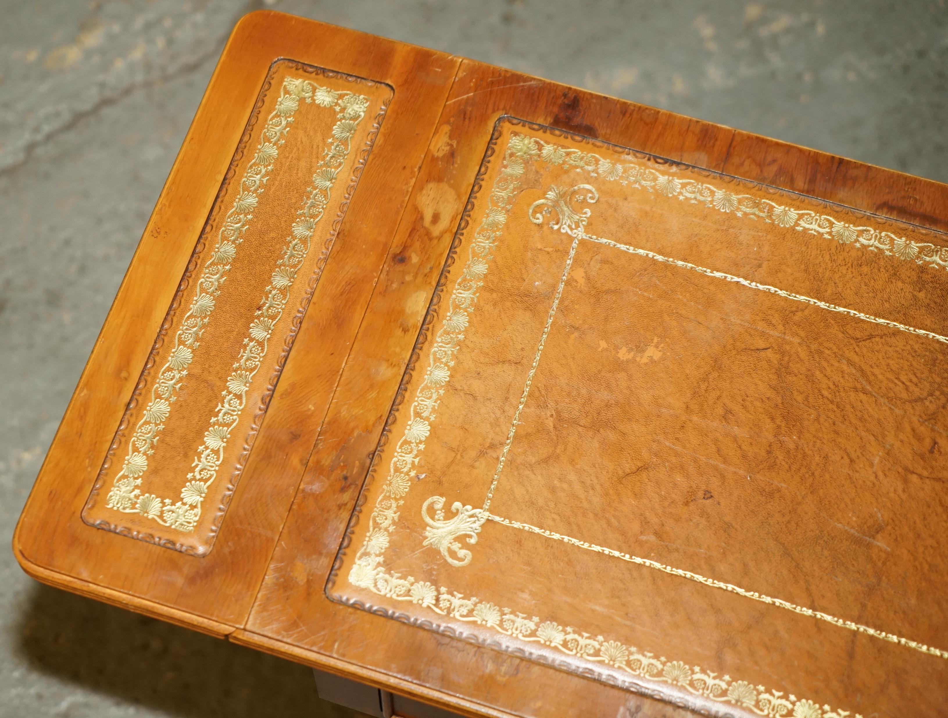 Table d'appoint ViNTAGE BURR YEW WOOD BROWN LEATHER GOLD LEAF ÉMBOSÉ EXTENsible en vente 8