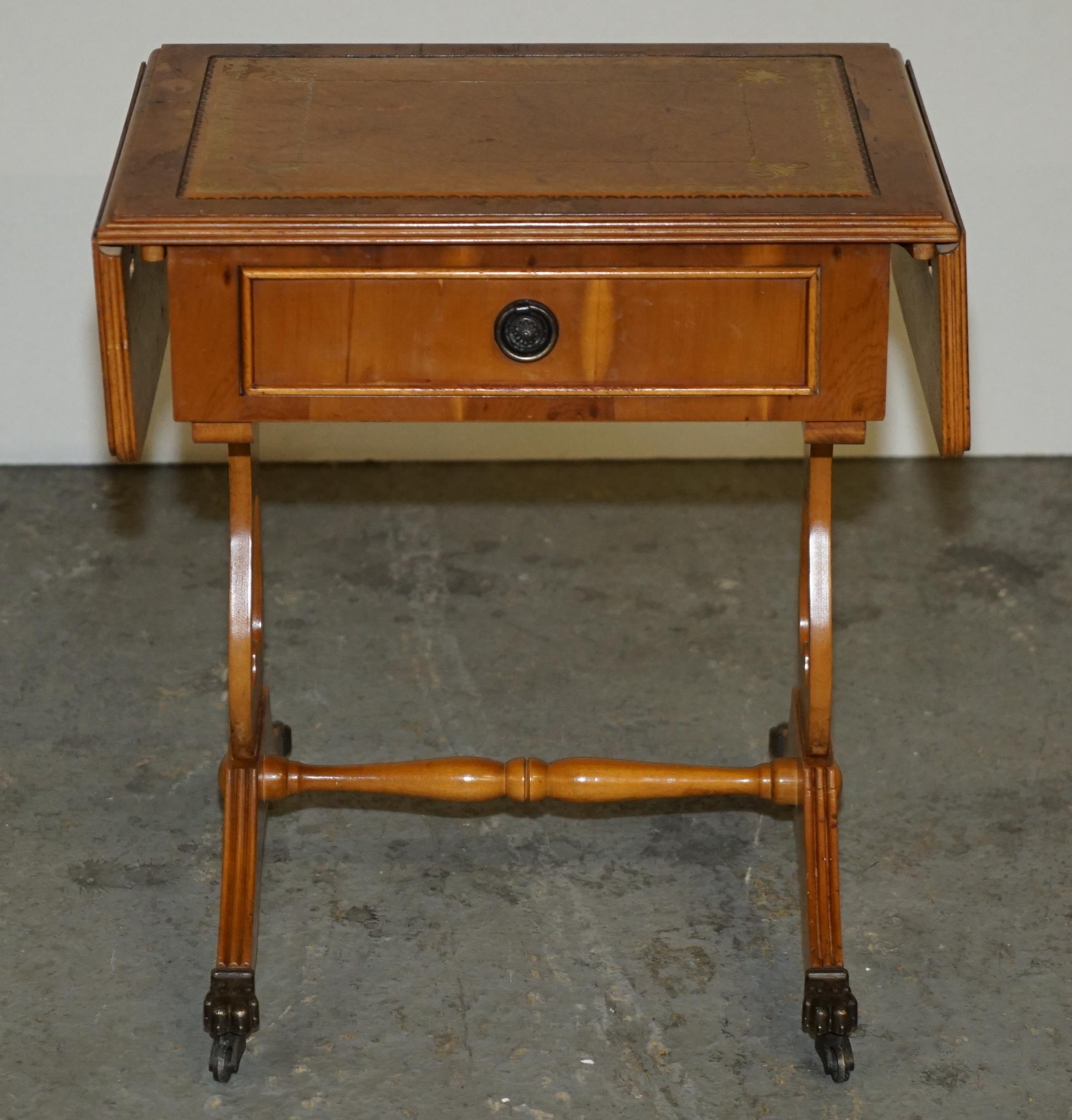 Regency Table d'appoint ViNTAGE BURR YEW WOOD BROWN LEATHER GOLD LEAF ÉMBOSÉ EXTENsible en vente