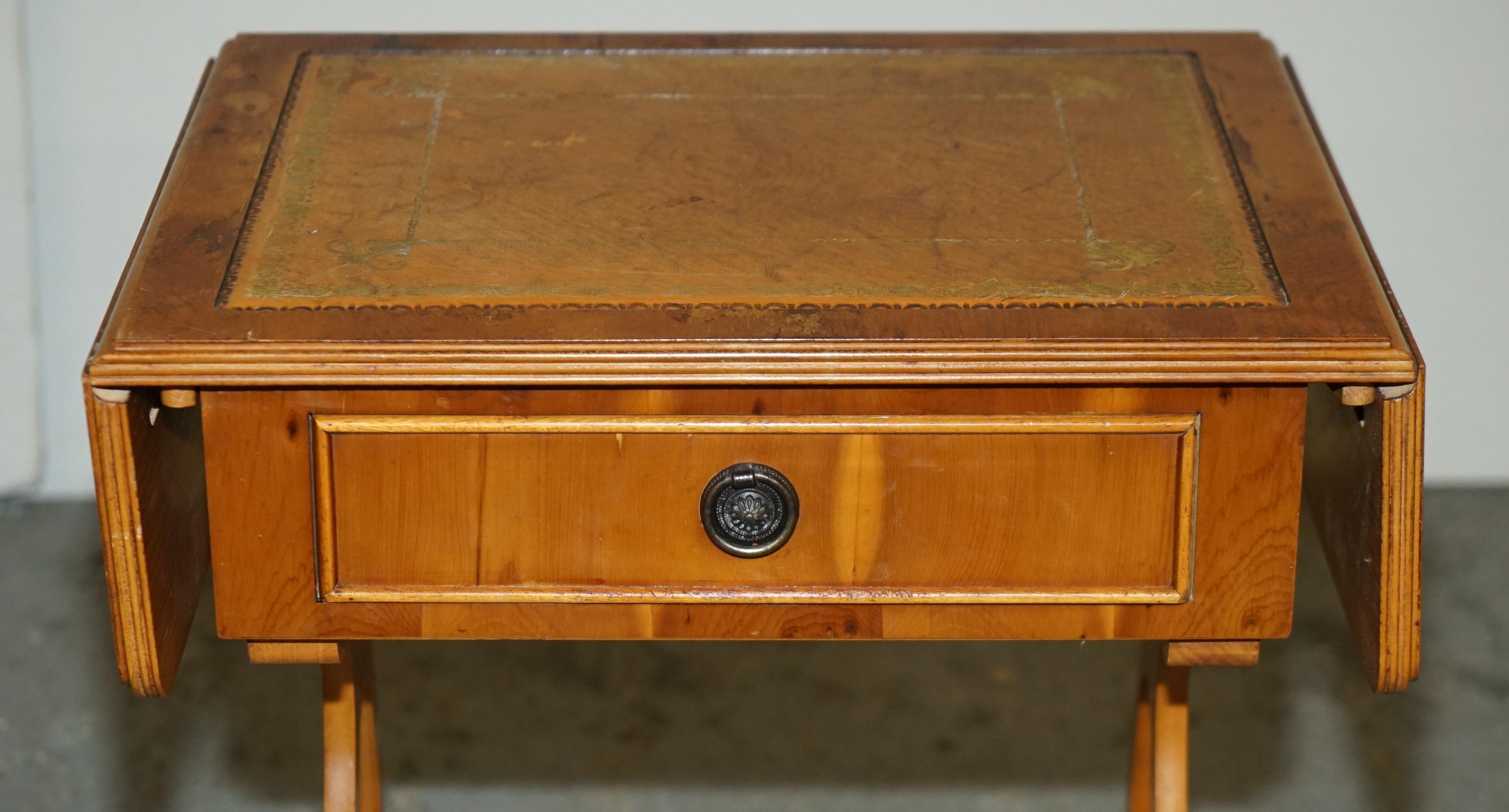 Anglais Table d'appoint ViNTAGE BURR YEW WOOD BROWN LEATHER GOLD LEAF ÉMBOSÉ EXTENsible en vente