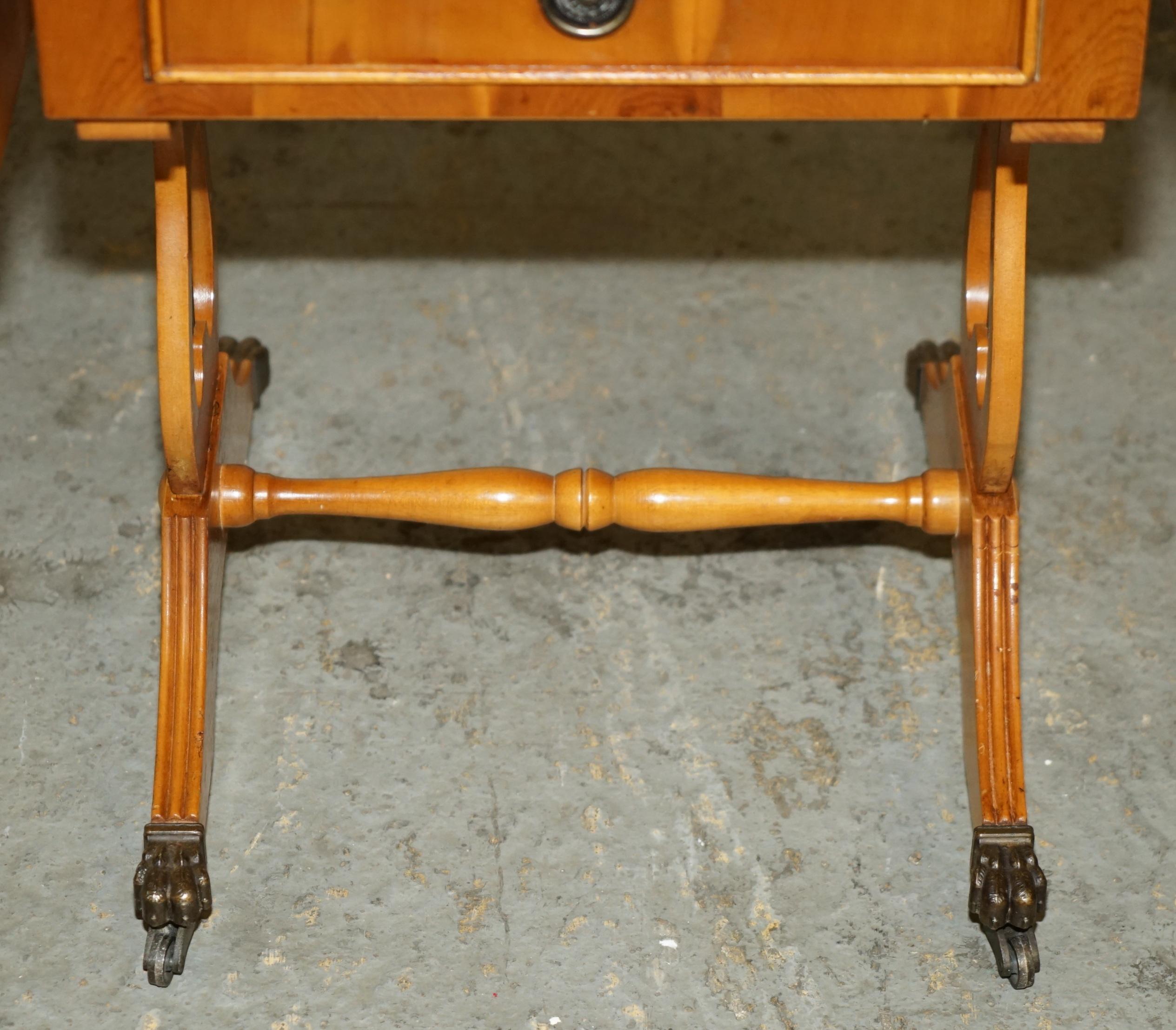 Fait main Table d'appoint ViNTAGE BURR YEW WOOD BROWN LEATHER GOLD LEAF ÉMBOSÉ EXTENsible en vente