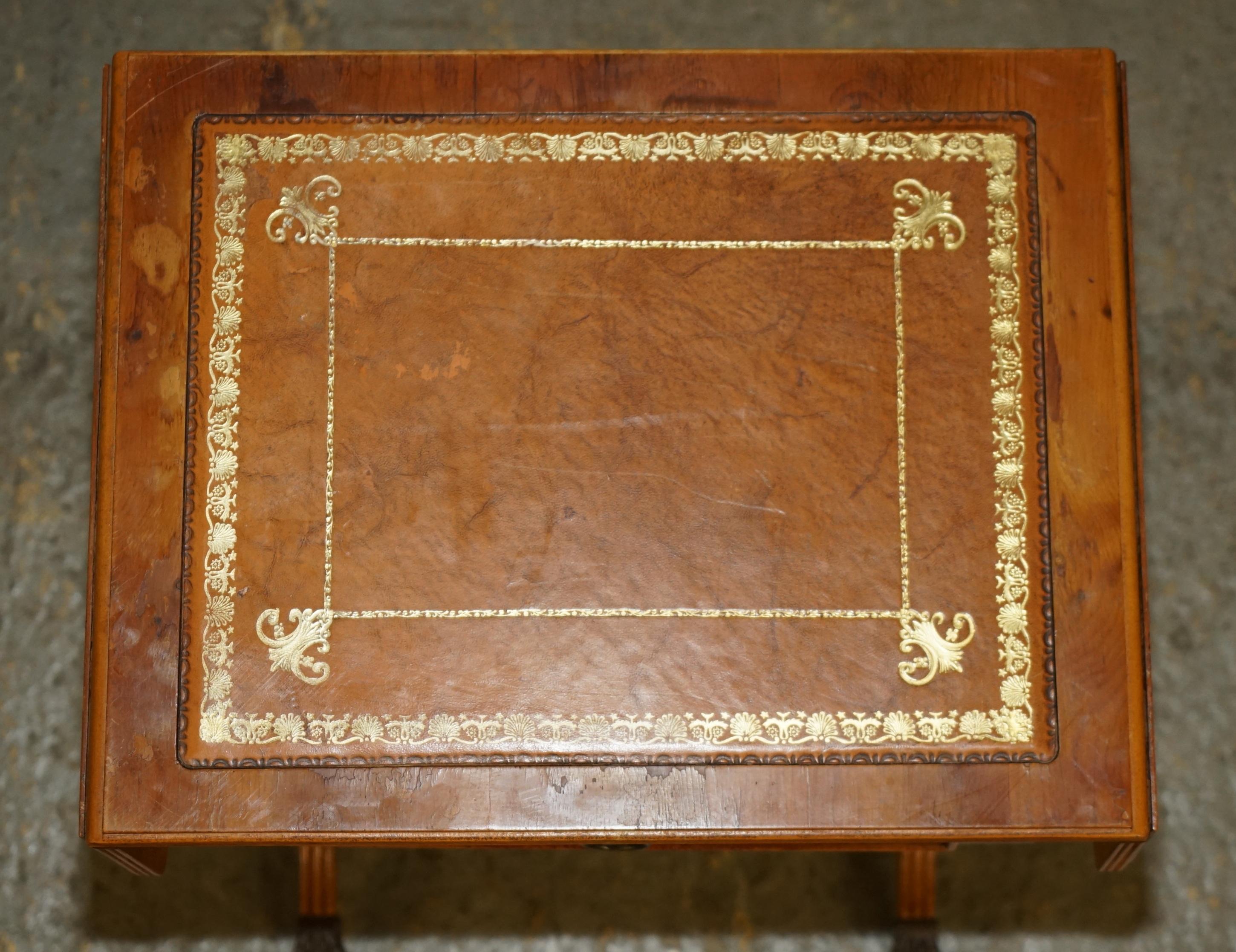 Table d'appoint ViNTAGE BURR YEW WOOD BROWN LEATHER GOLD LEAF ÉMBOSÉ EXTENsible Abîmé - En vente à West Sussex, Pulborough