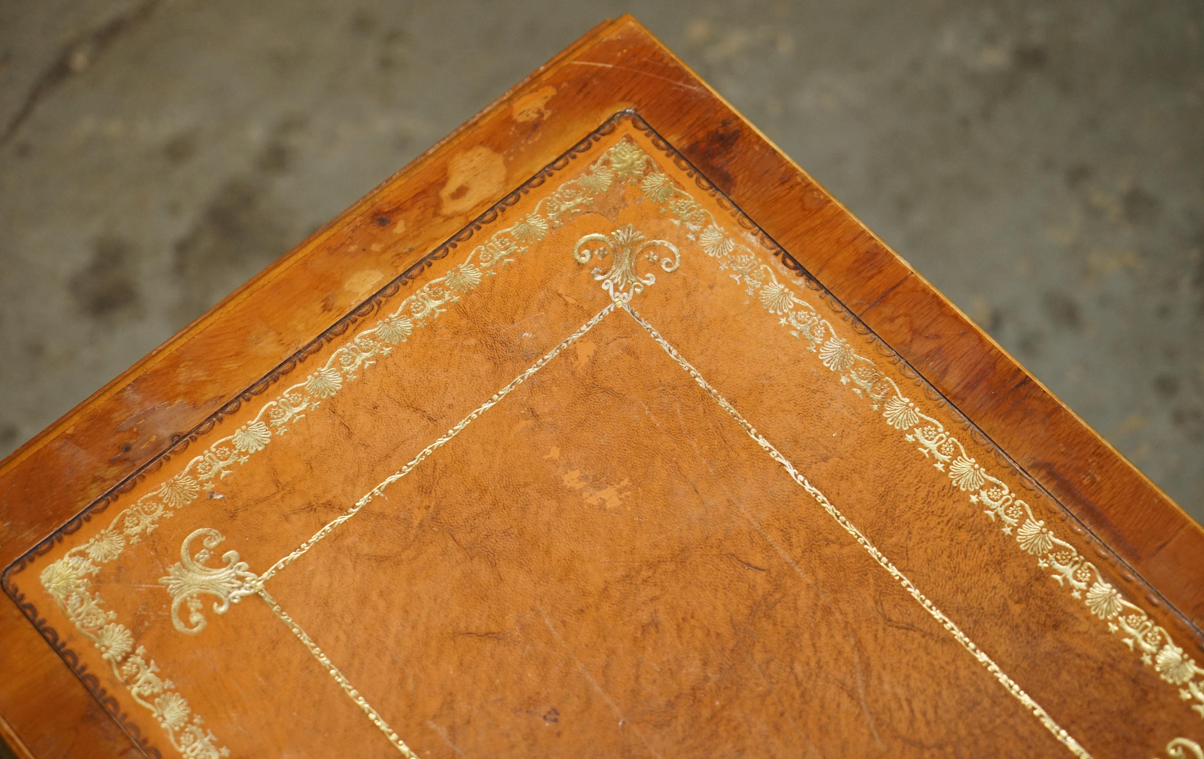 20ième siècle Table d'appoint ViNTAGE BURR YEW WOOD BROWN LEATHER GOLD LEAF ÉMBOSÉ EXTENsible en vente