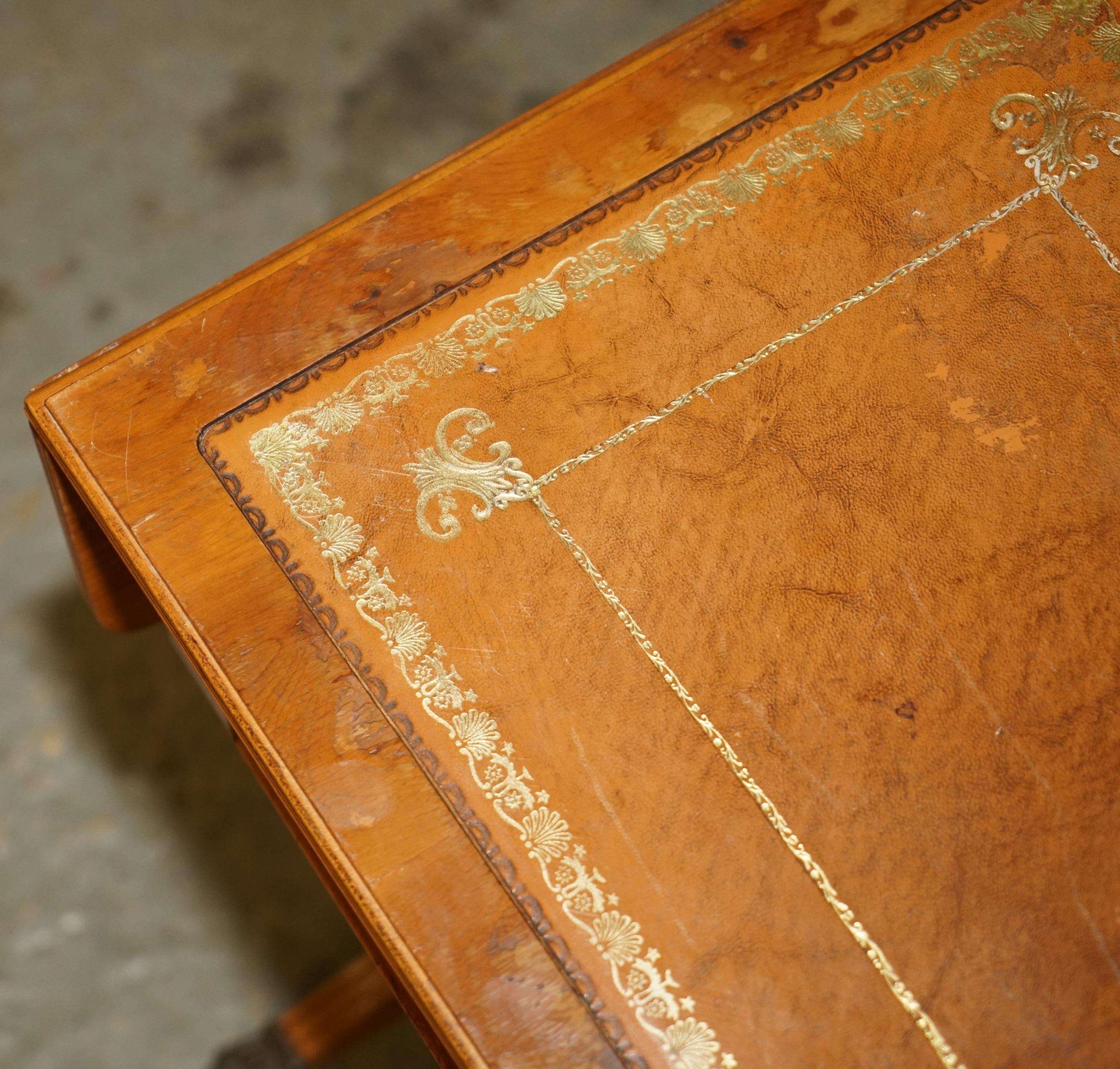 Cuir Table d'appoint ViNTAGE BURR YEW WOOD BROWN LEATHER GOLD LEAF ÉMBOSÉ EXTENsible en vente