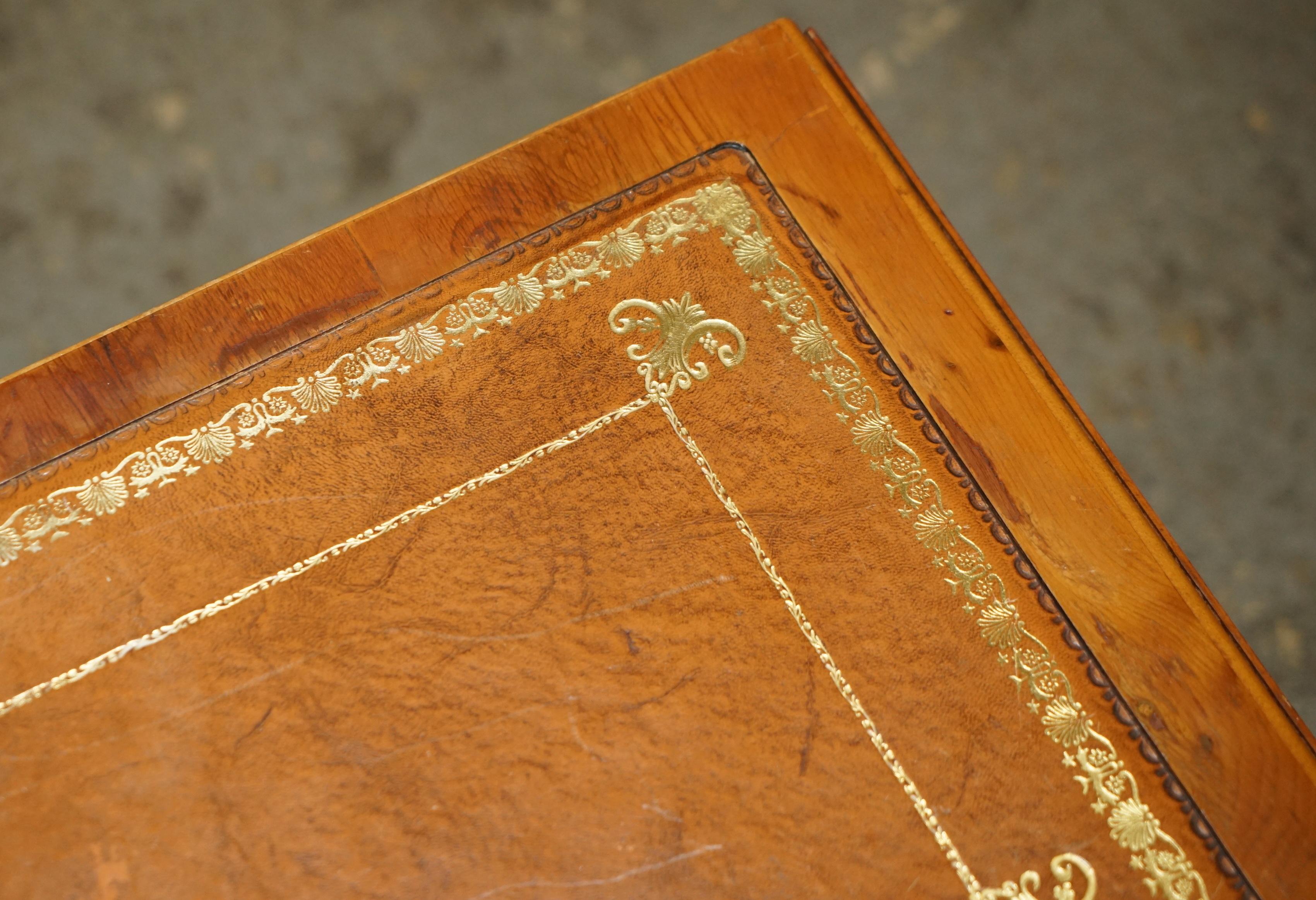Table d'appoint ViNTAGE BURR YEW WOOD BROWN LEATHER GOLD LEAF ÉMBOSÉ EXTENsible en vente 1