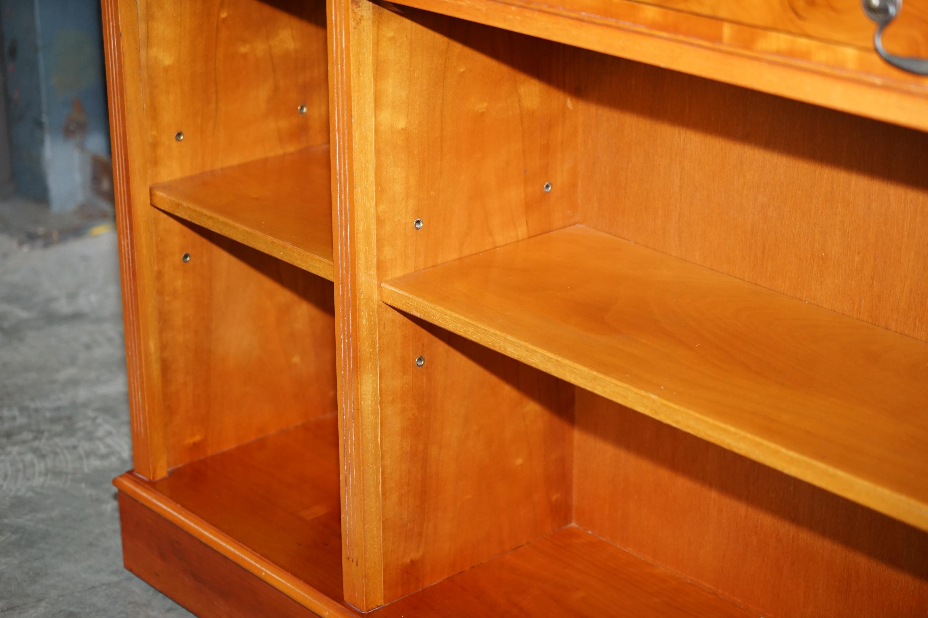 Bibliothèque / enfilade vintage en bois d'if brûlé ouvert avec trois grands tiroirs en vente 1