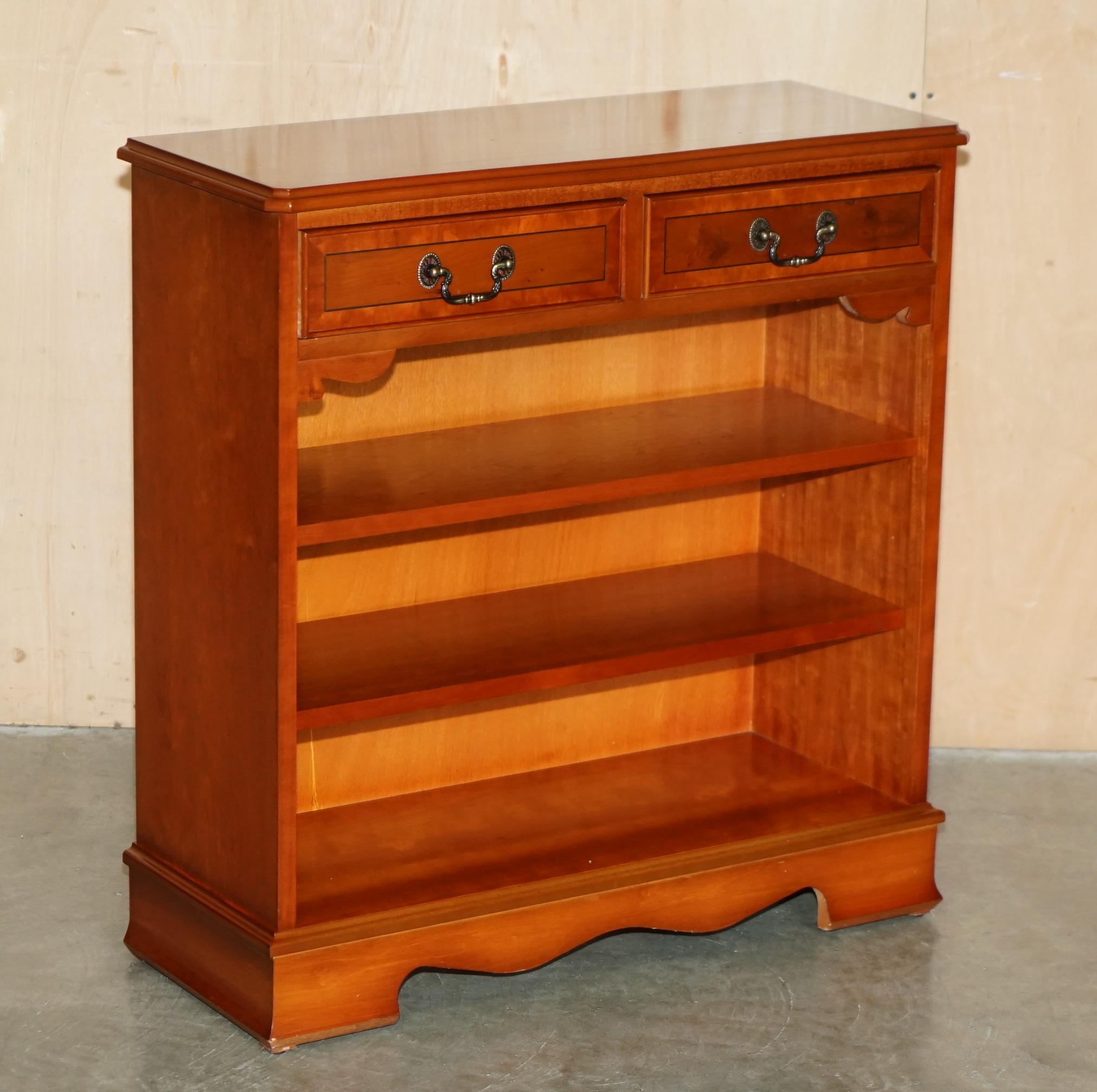 Royal House Antiques

Royal House Antiques ist erfreut, dieses schöne Vintage Burr Eibenholz offene Bibliothek Bücherregal / Anrichte mit Schubladen zum Verkauf anbieten  

Bitte beachten Sie die Liefergebühr aufgeführt ist nur ein Leitfaden, es