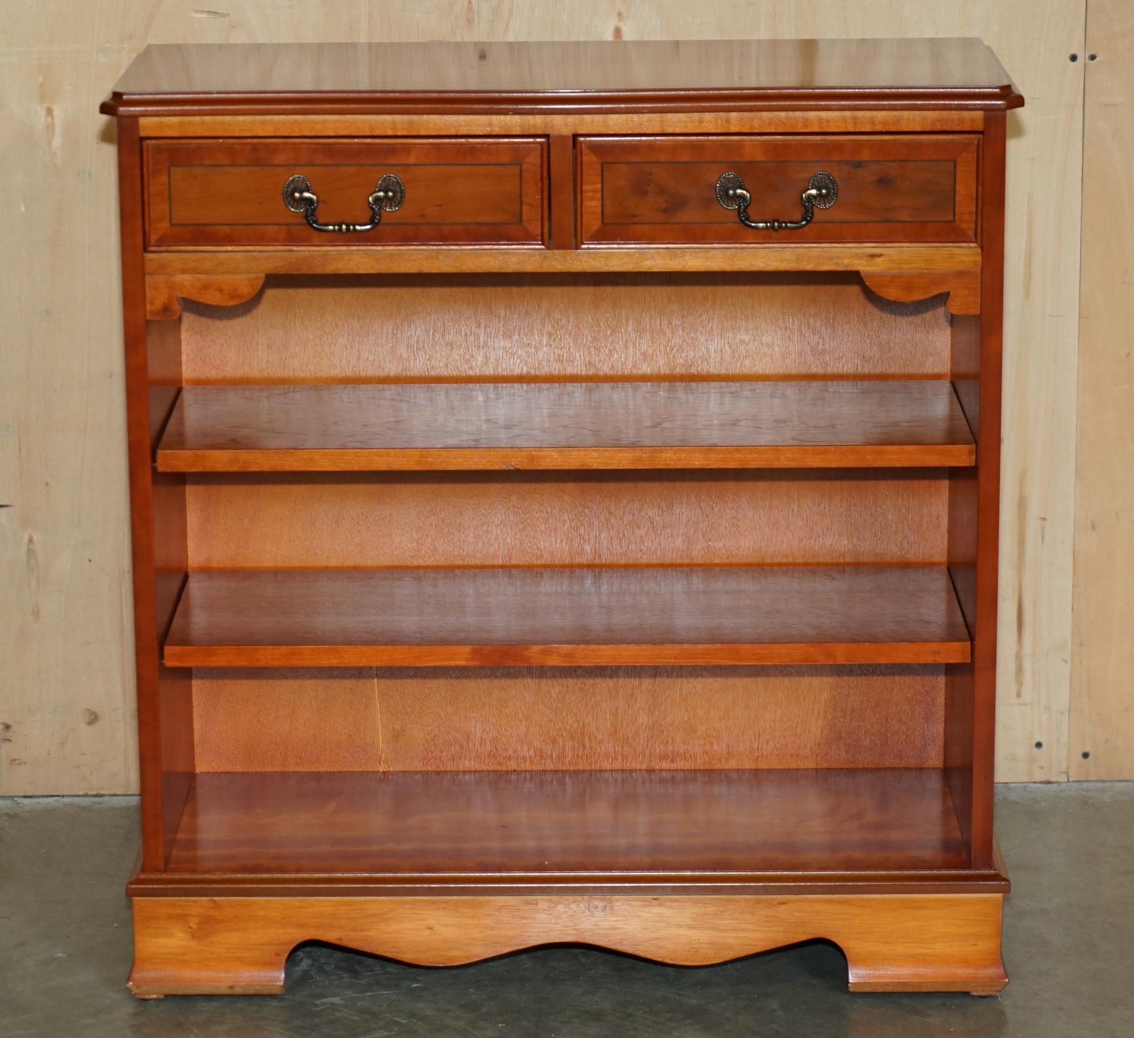 VINTAGE BURR EICHENHOLZ DOPPELTE OFFENE BIBLIOTHEK BÜCHERSCHRANK MIT ZWEI SCHUBFÄCHERN OBEN (Moderne der Mitte des Jahrhunderts) im Angebot