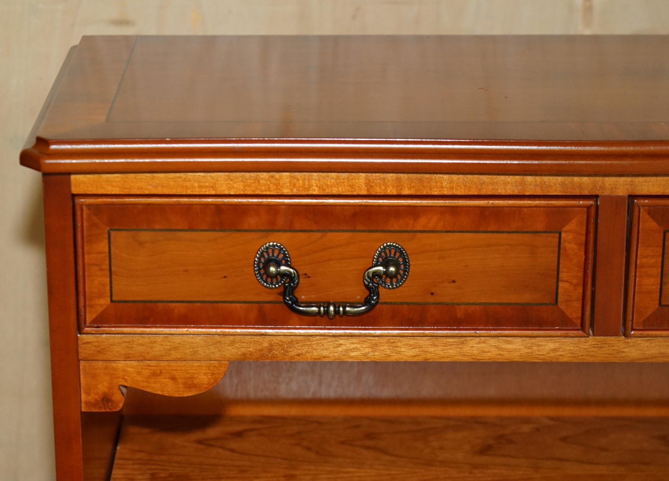 VINTAGE BURR EICHENHOLZ DOPPELTE OFFENE BIBLIOTHEK BÜCHERSCHRANK MIT ZWEI SCHUBFÄCHERN OBEN (Englisch) im Angebot