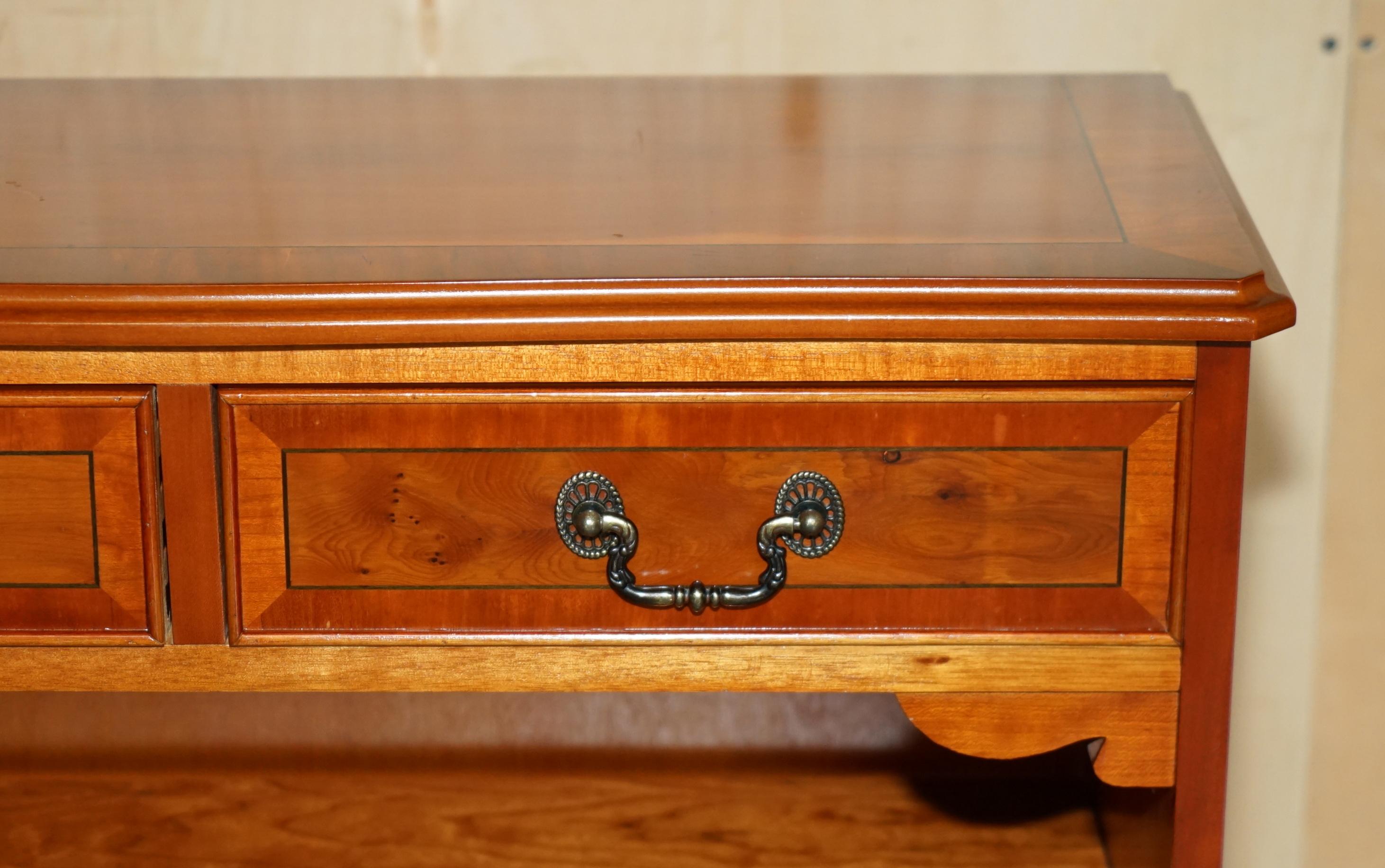 VINTAGE BURR EICHENHOLZ DOPPELTE OFFENE BIBLIOTHEK BÜCHERSCHRANK MIT ZWEI SCHUBFÄCHERN OBEN (Handgefertigt) im Angebot