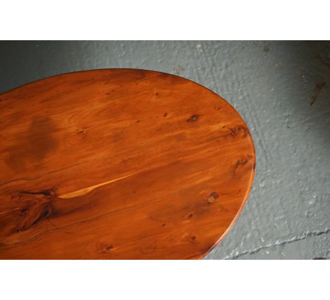 20ième siècle Vieille table d'appoint en bois d'if de ronce de noyer en vente