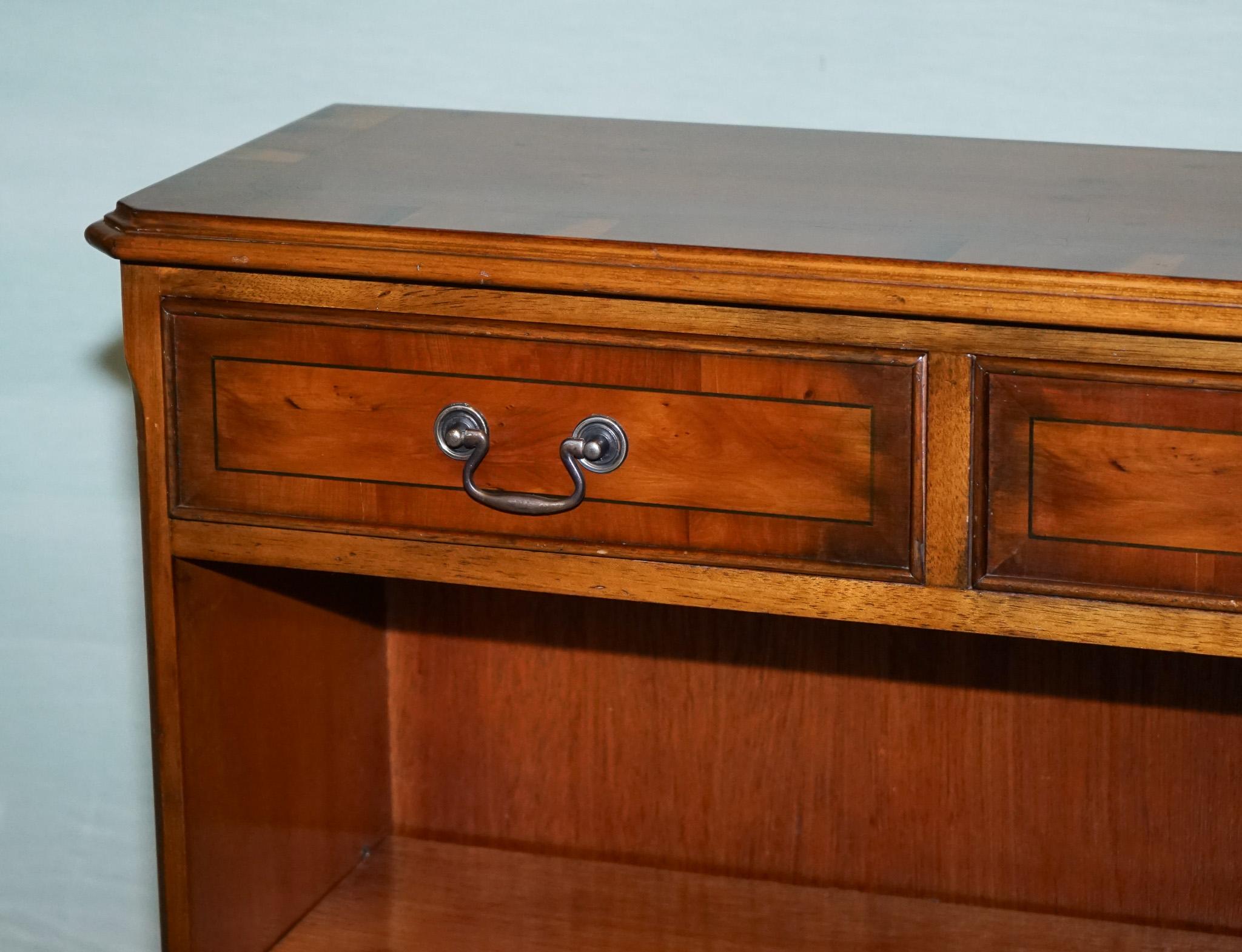 ViNTAGE BURR YEW WOOD OPEN DWARF LIBRARY BOOKCASE WITH TWO DRAWERS In Good Condition For Sale In Pulborough, GB