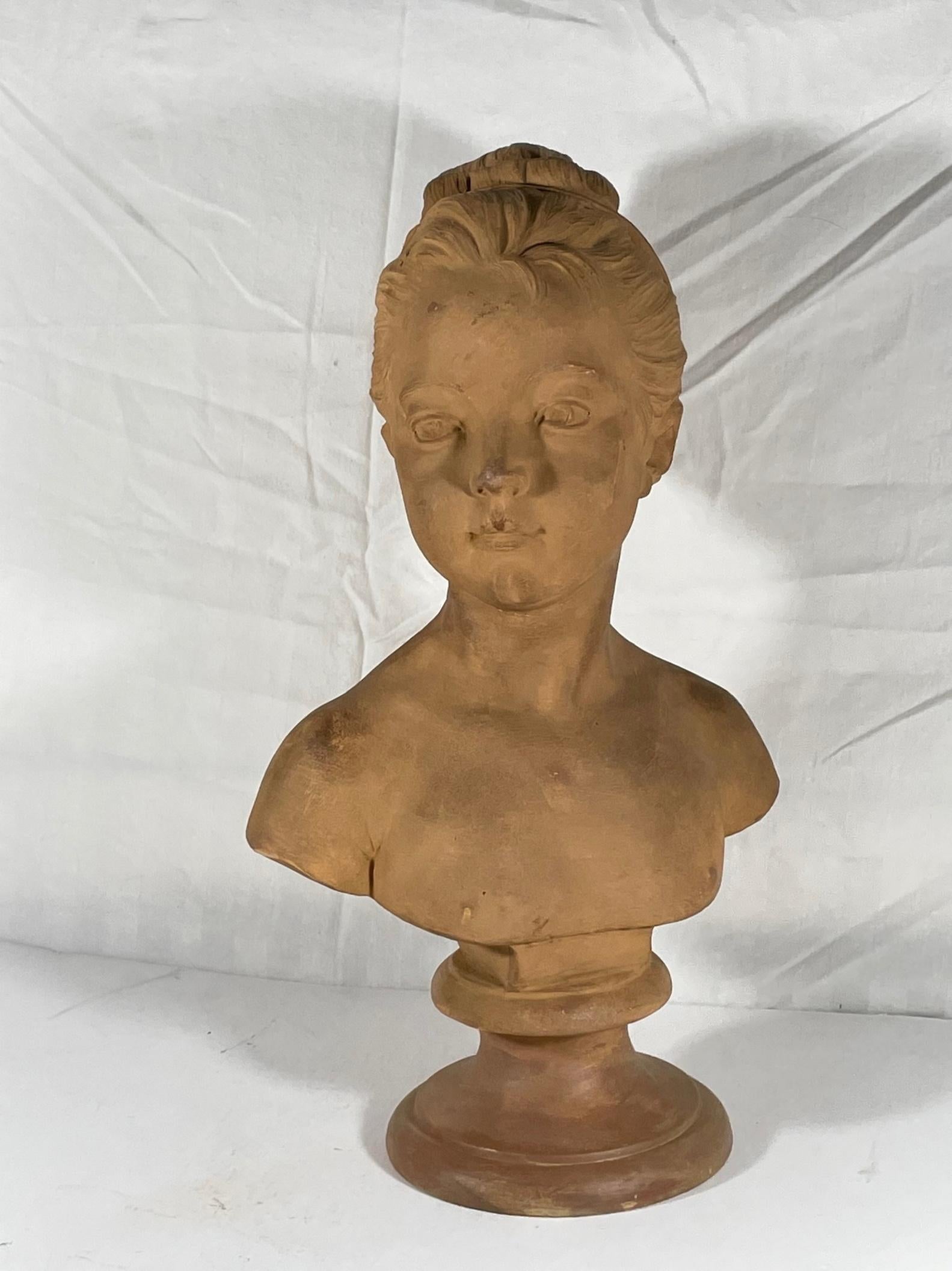 Début du 20ème siècle Buste de jeune fille en plâtre de couleur terre cuite, sculpture de Jean-Antoine Houdon.