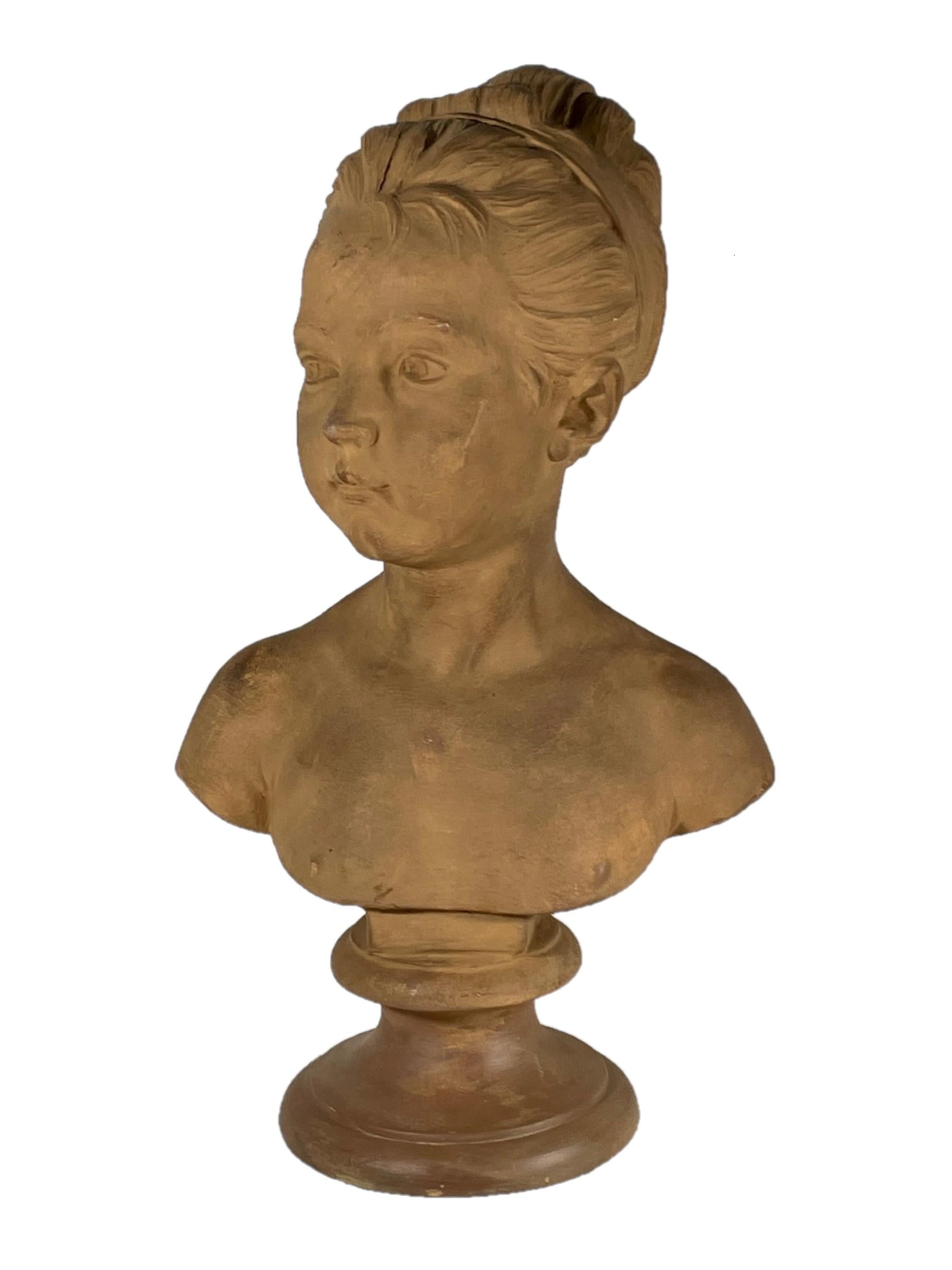 Vintage Buste de jeune fille Sculpture en plâtre ton sur ton en terre cuite d'après Jean-Antoine Houdon. Style rococo français 

Ce buste de jeune fille de style rococo français repose sur une base à pied circulaire. Le sujet, l'un des modèles
