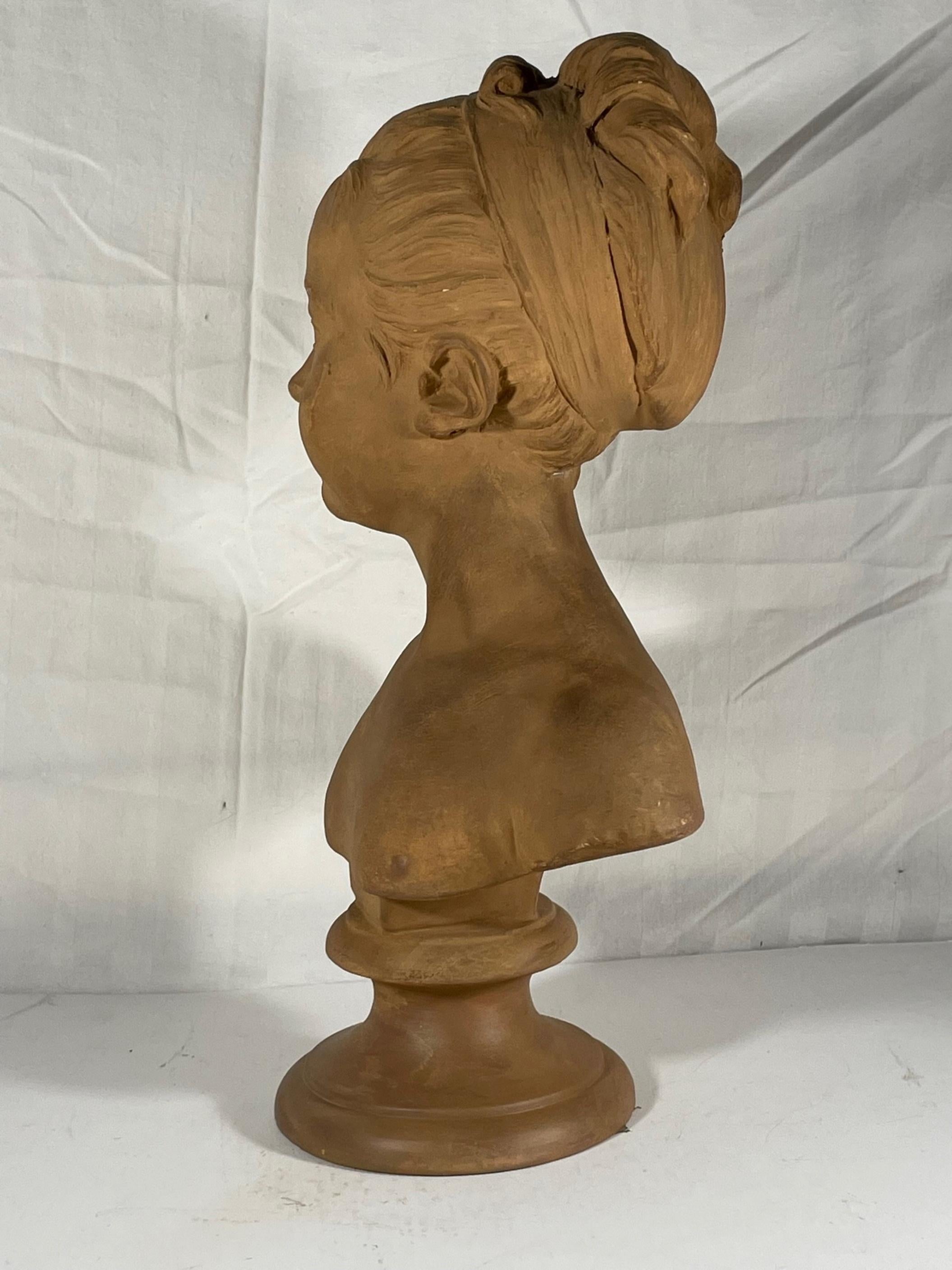 Français Buste de jeune fille en plâtre de couleur terre cuite, sculpture de Jean-Antoine Houdon.