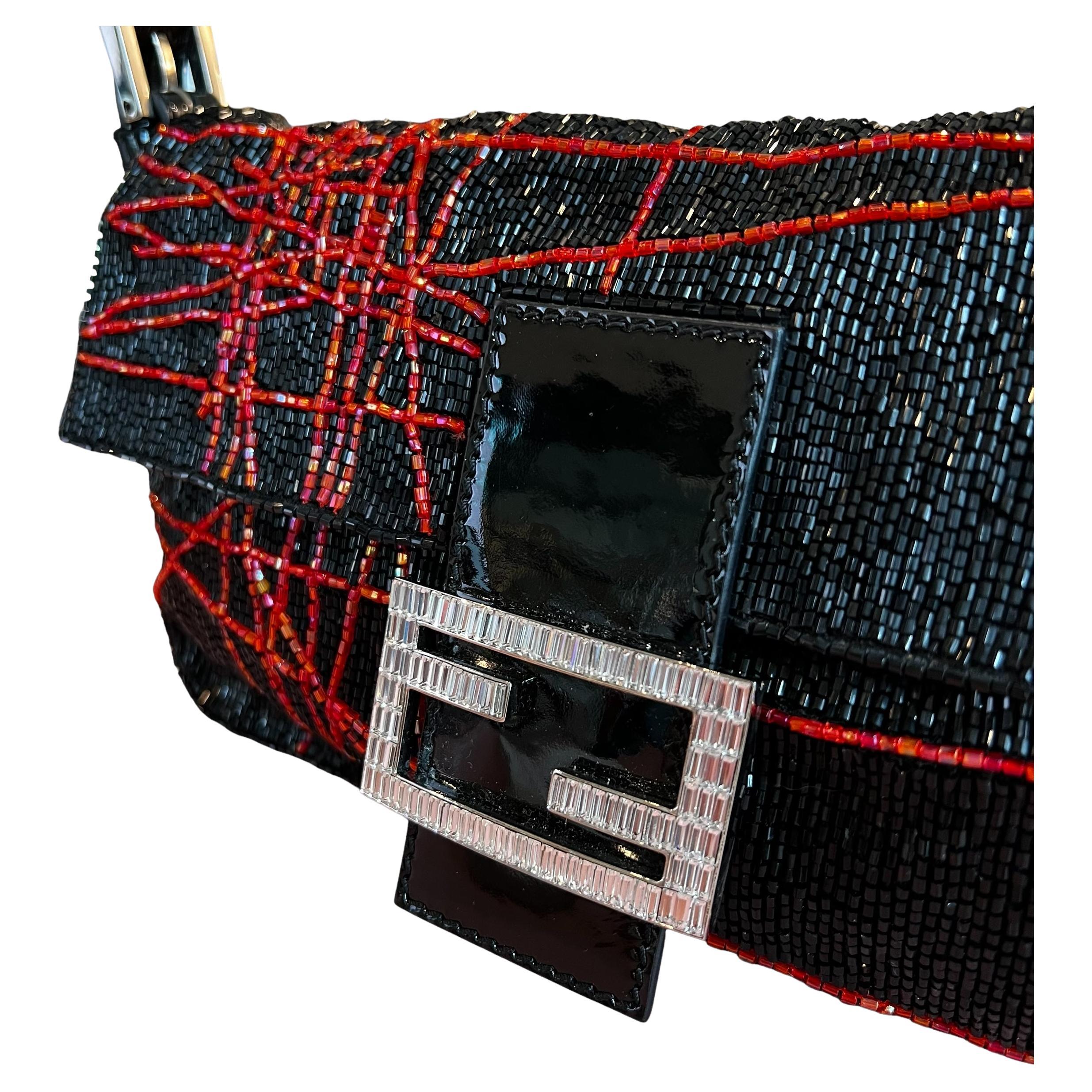Edición Limitada Fendi Beaded Baguette
¡Raro hallazgo vintage sin usar!

Abalorios negros y naranjas por toda la prenda
Ribete de charol
Cierre frontal de cristal Swarovski
Forro de satén naranja
Holograma y número de serie
Compartimento interior