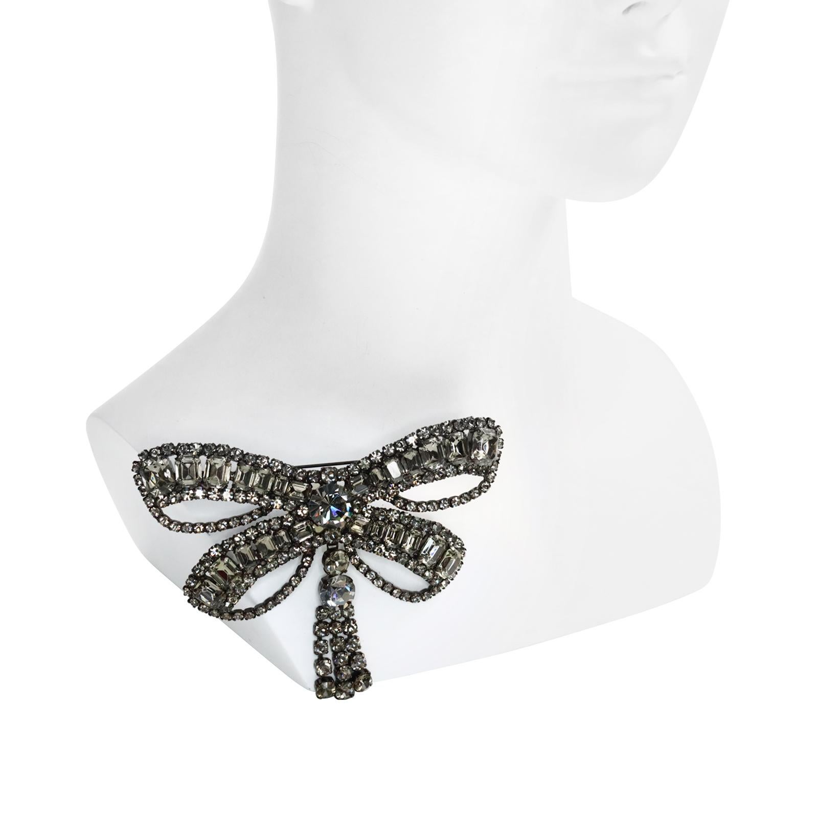 Vintage Butler and Wilson Dark Grey Japanned Dangling Bow Brooch Circa 1990s In Good Condition In New York, NY