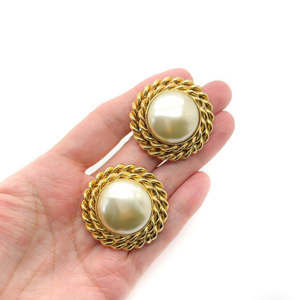 Butler & Wilson hanno iniziato nel 1969 vendendo gioielli antichi presso Antiquarius in King's Rd, a Londra. I fondatori Nicky Butler & Wilson hanno aperto il loro negozio omonimo nel 1972. Il marchio B&W è diventato uno dei marchi di bigiotteria