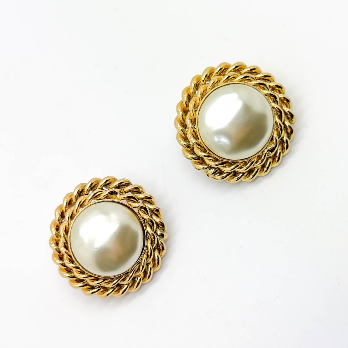 Donna Orecchini di perle d'epoca Butler & Wilson anni '80 in vendita