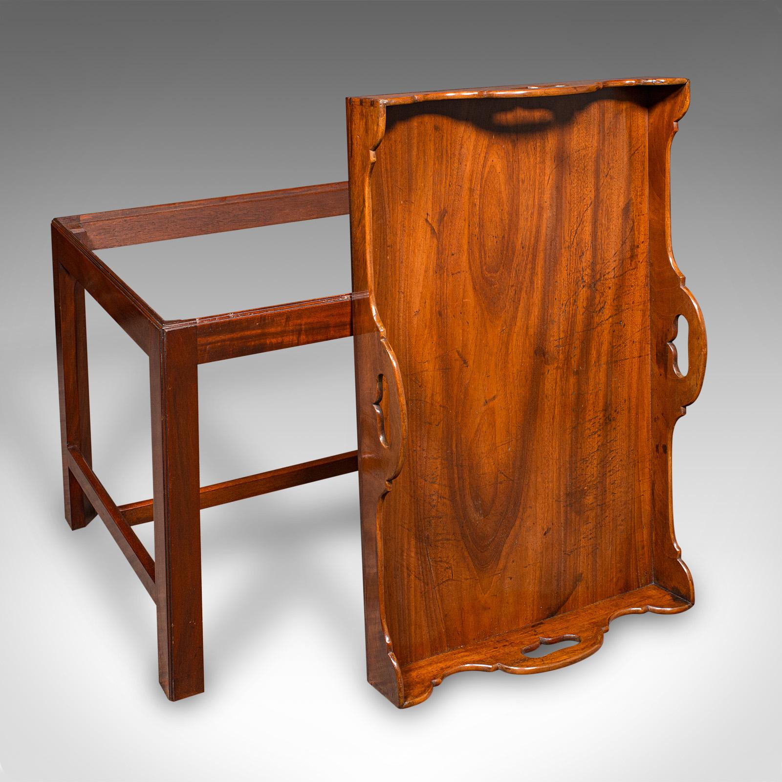 Dies ist ein alter Butler-Tisch. Ein englisches Mahagoni-Tablett für den Nachmittagstee auf einem Ständer im georgianischen Revival-Stil, aus der Zeit des Art déco, um 1930.

Charmanter Art-Déco-Tisch, ideal für den Aperitif oder den