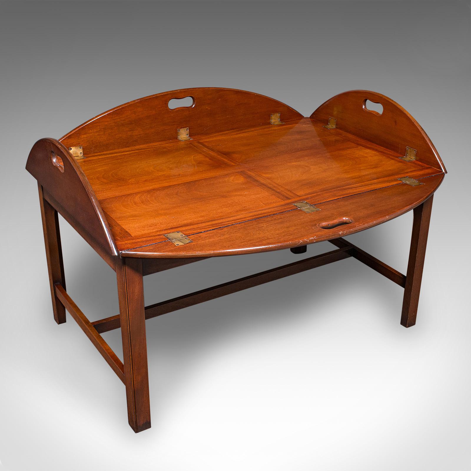 Il s'agit d'une table à plateau de maître d'hôtel vintage. Présentoir anglais en acajou et laiton, de style Regency revival, datant de la période Art déco, vers 1930. Une pièce de service frappante et polyvalente avec une couleur et une forme