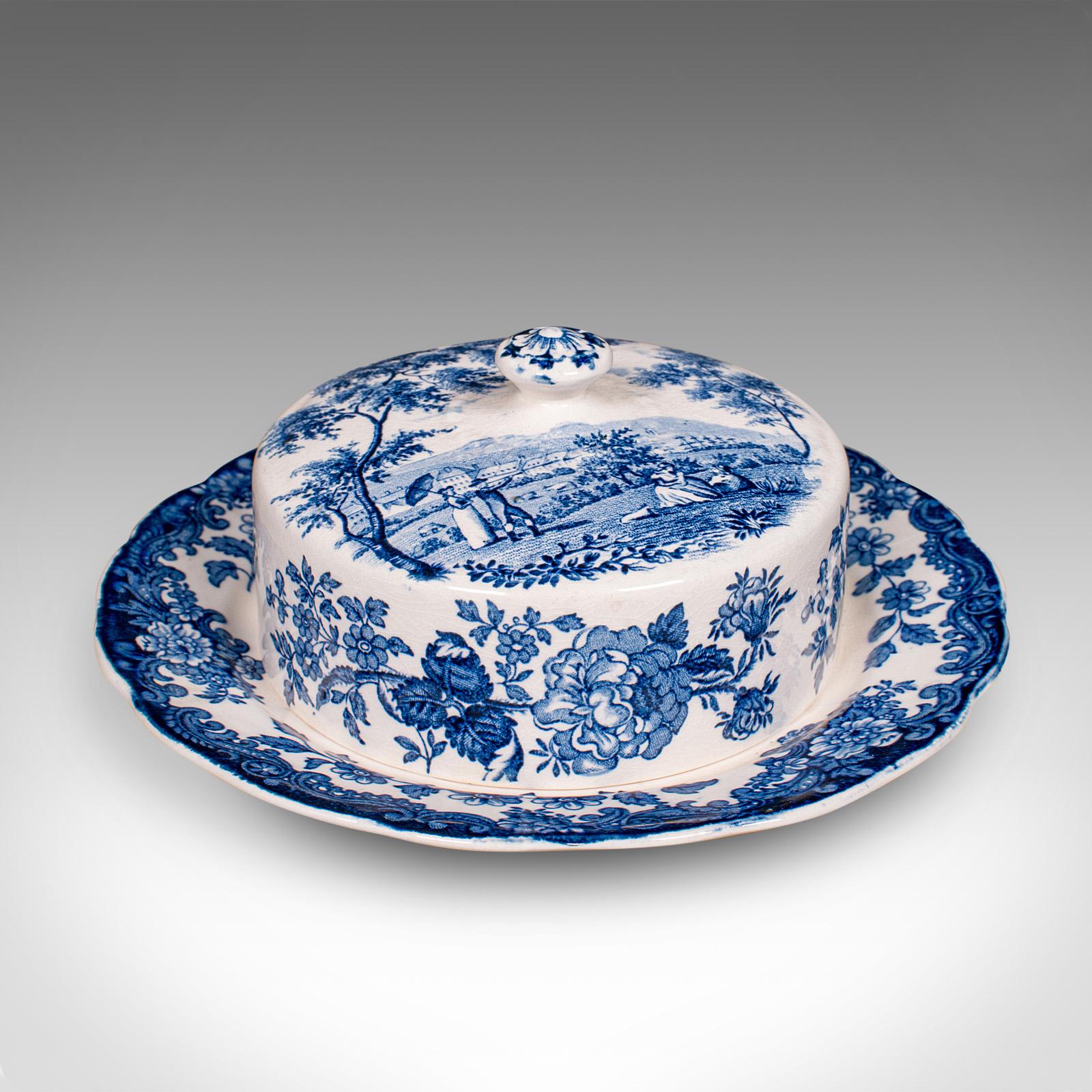 Dies ist eine alte Butterdose. Ein englischer Milchaufbewahrer aus Keramik aus der Mitte des 20. Jahrhunderts, um 1960. Ein reizvolles Küchen- oder Tischaccessoire mit klassischem blau-weißem Charme.

Dekoratives blau-weißes Motiv, inspiriert vom
