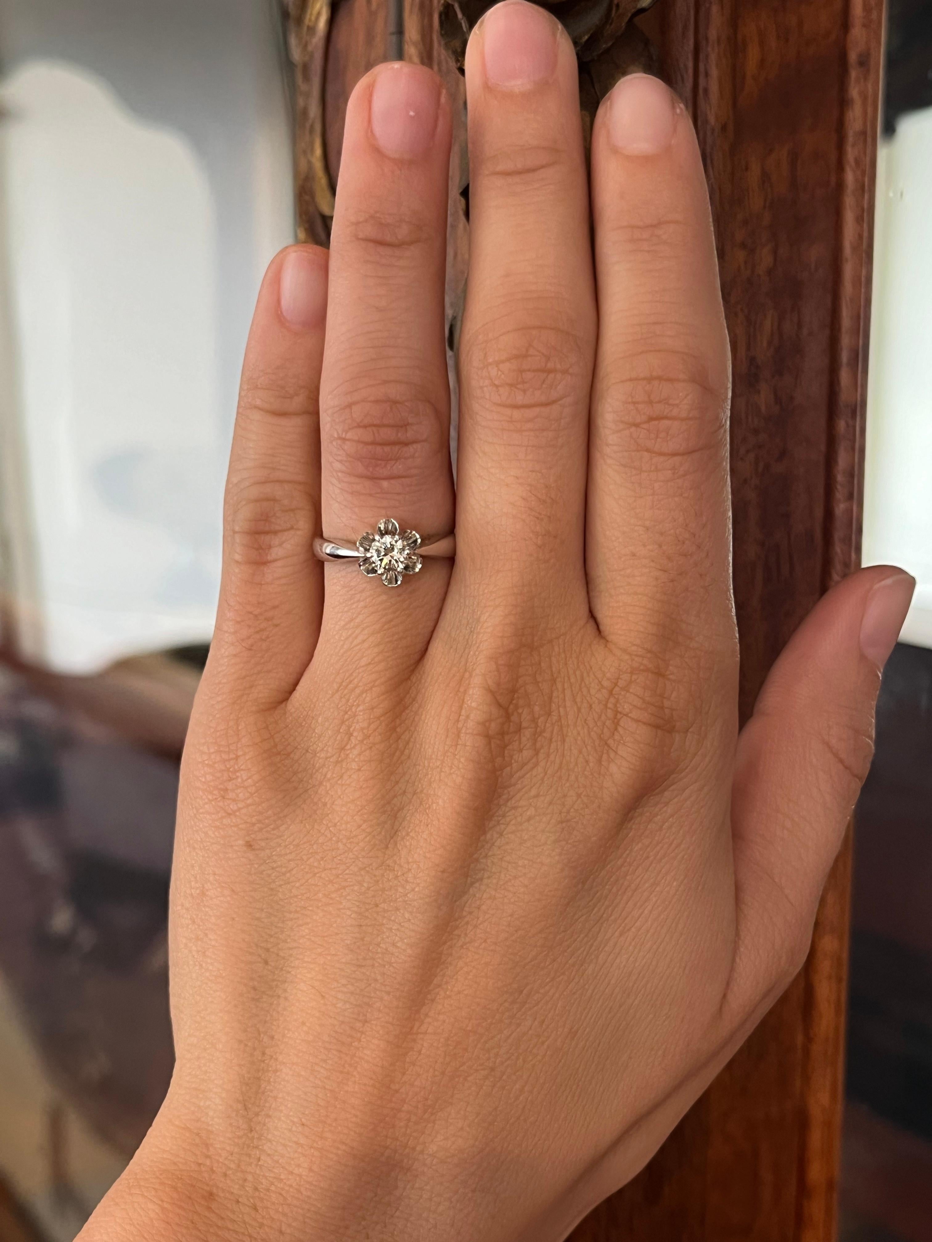 Moderno Vintage Buttercup Solitaire Engagement Ring – 0.31ct Round Brilliant Cut Diamond in vendita