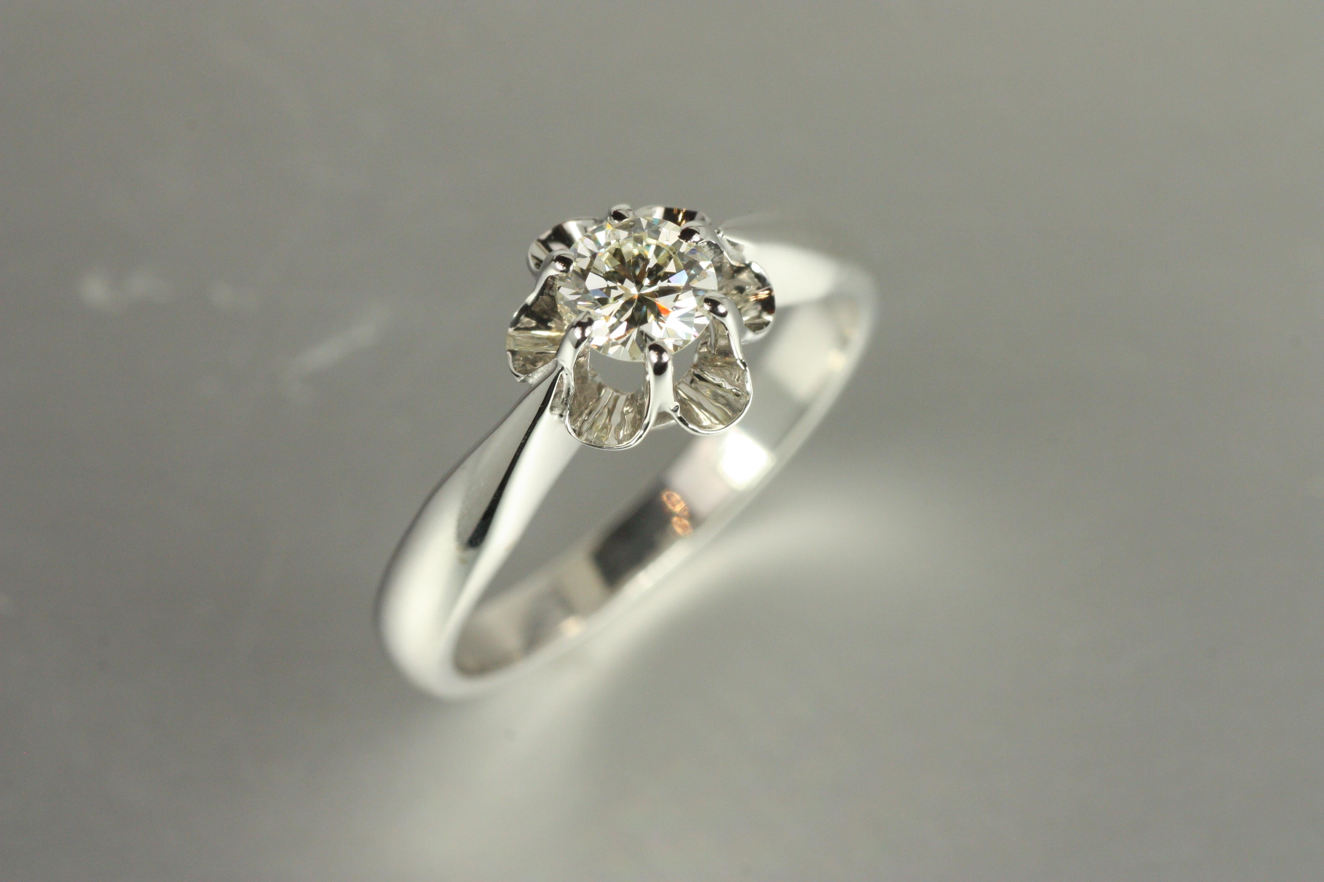 Taglio rotondo Vintage Buttercup Solitaire Engagement Ring – 0.31ct Round Brilliant Cut Diamond in vendita