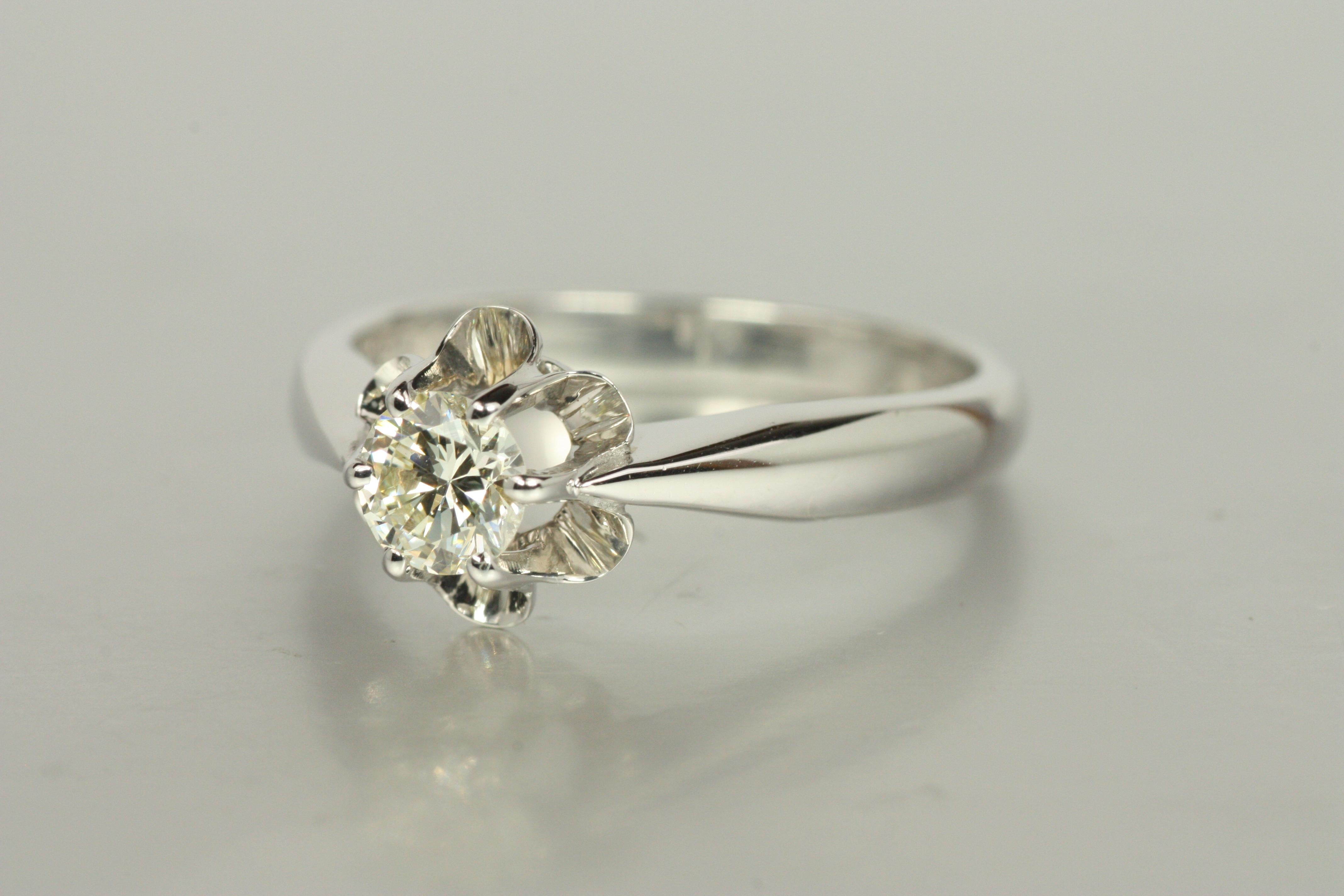 Vintage Buttercup Solitaire Engagement Ring – 0.31ct Round Brilliant Cut Diamond In condizioni buone in vendita a Santa Monica, CA