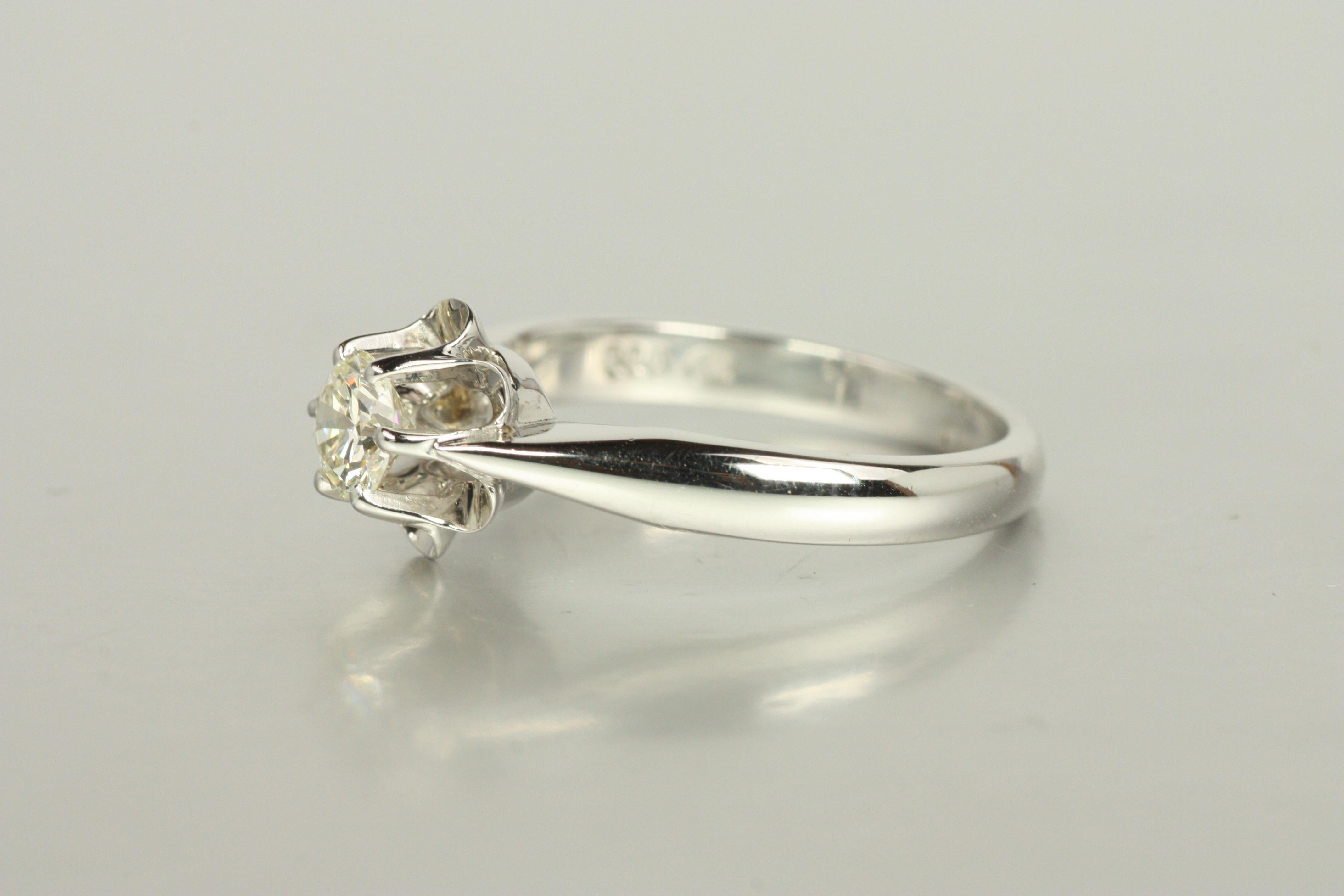 Donna Vintage Buttercup Solitaire Engagement Ring – 0.31ct Round Brilliant Cut Diamond in vendita