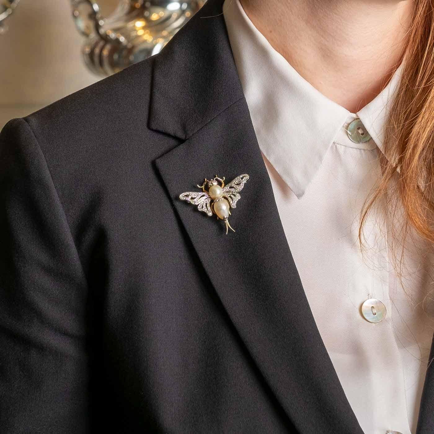 Vintage brooch depicting a butterfly set in 18ct two tone gold, finely decorated with huit-huit cut diamonds for 0.80ct total c.a. and cultured sea water pearls.

Highlights:
- 18ct gold
- Vintage
- Huit-huit cut diamonds for 0.80ct total c.a.
-