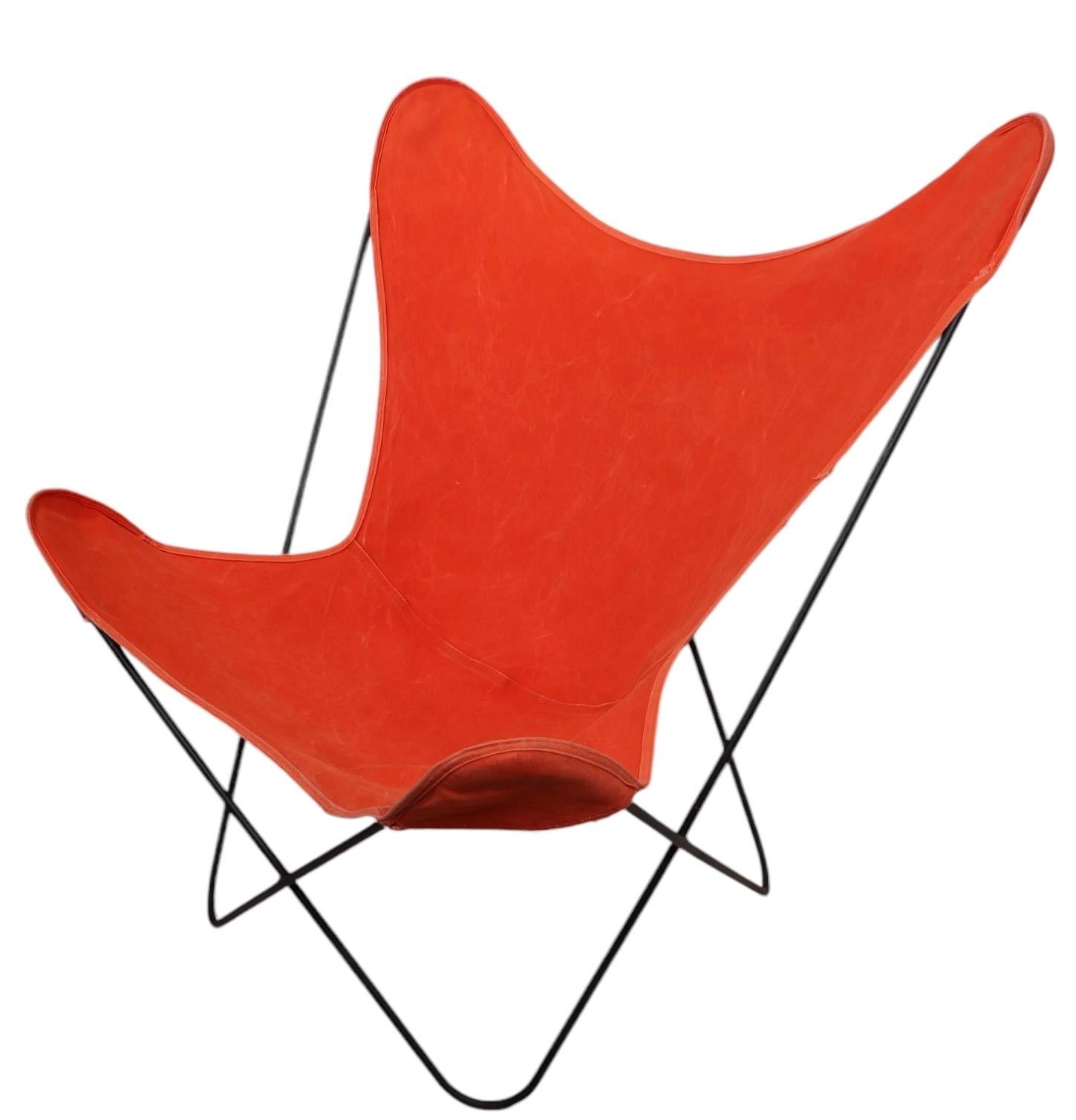 Iconic Mid Century design lounge chair, attributed to Jorge Ferrari-Hardoy, for Knoll. This example is in very good, clean, original, ready to use condition, the canvass sling shows minor fading etc, normal and consistent with age. 
 Total H 35.5 x