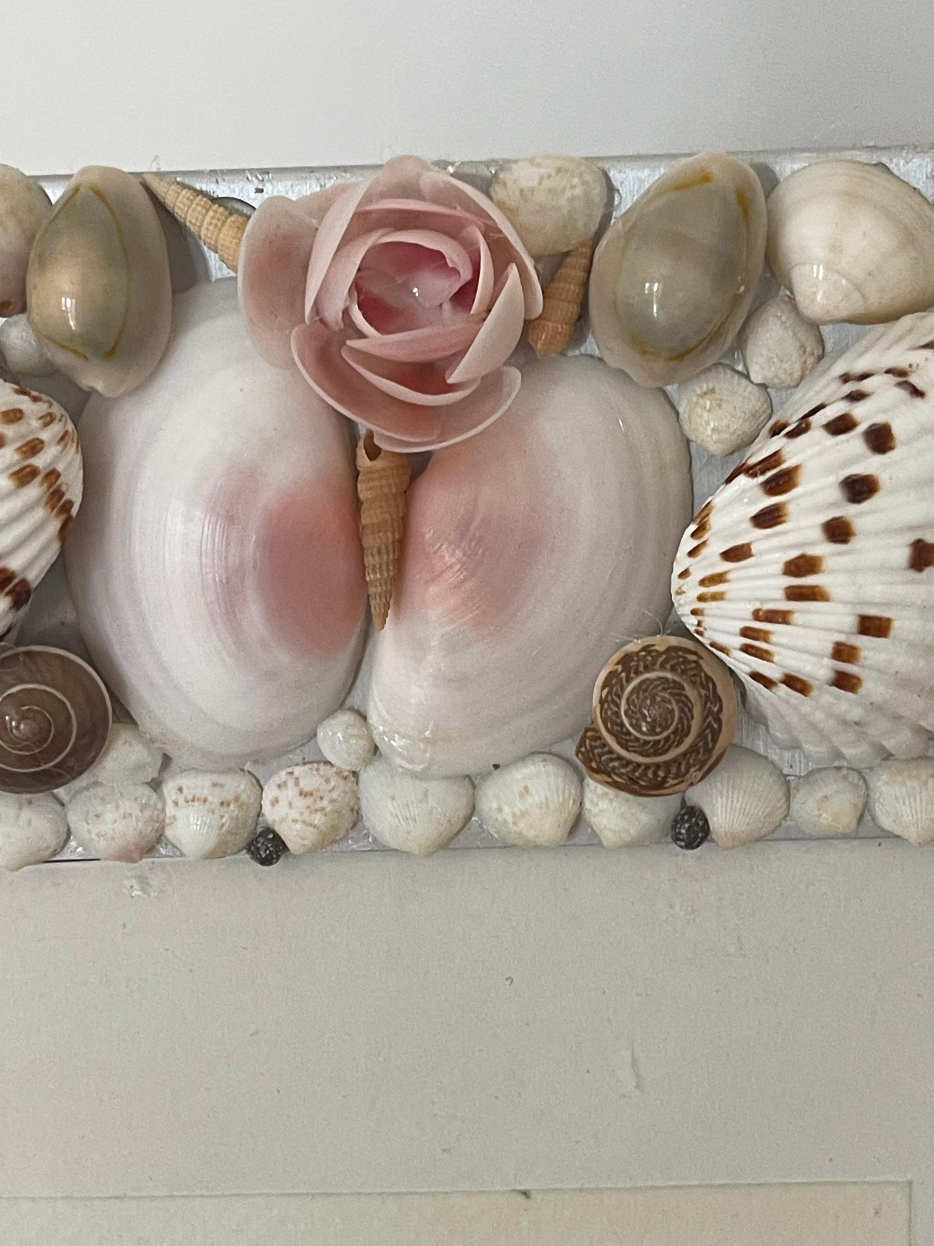 Vintage Schmetterling Collage in Shell verkrusteten Rahmen (Organische Moderne) im Angebot