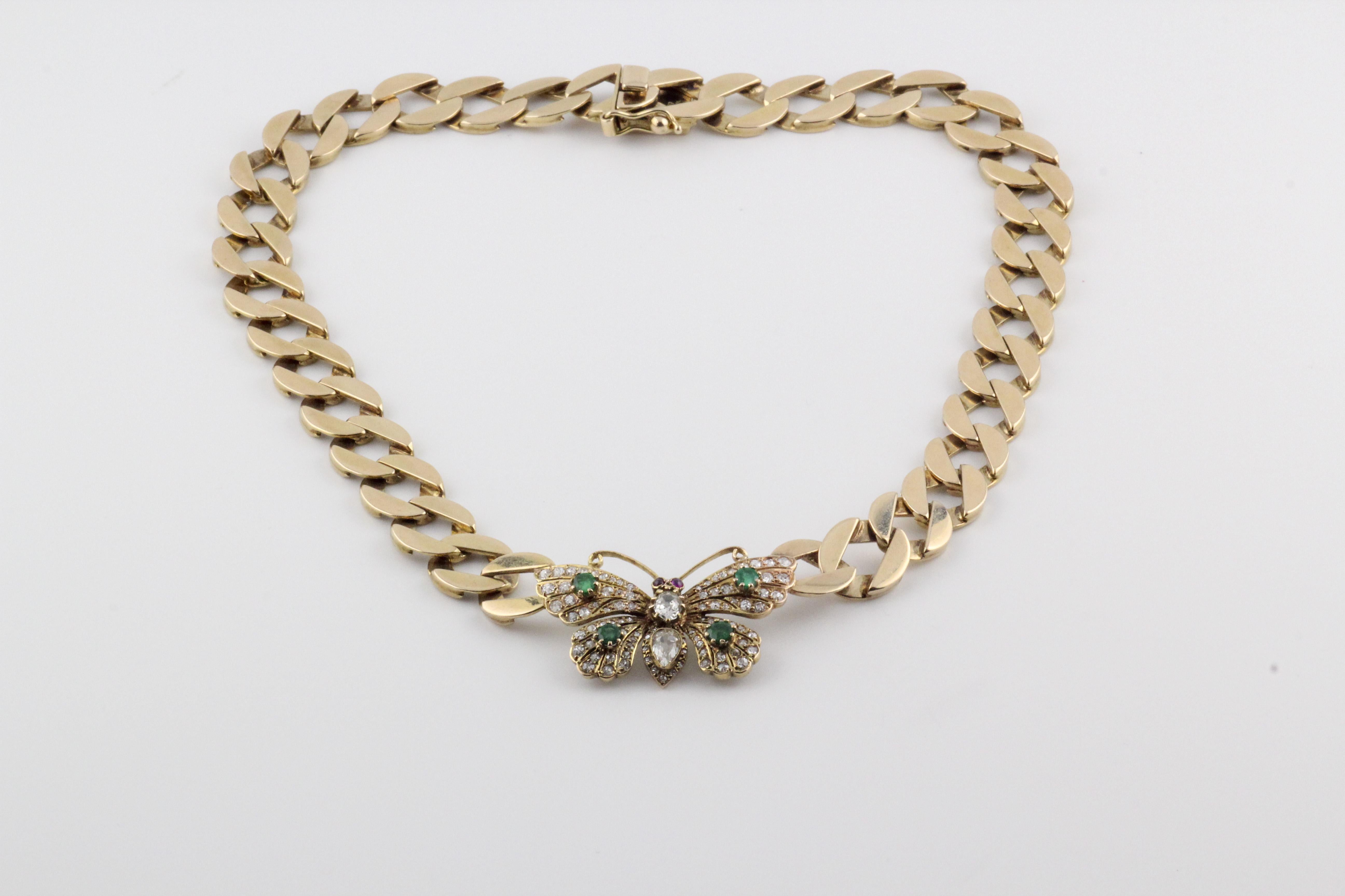 Die Vintage Butterfly Diamant-Rubin- und Smaragd-Halskette aus 14 Karat Gelbgold ist ein einzigartiges und bezauberndes Schmuckstück, das die Schönheit der Natur mit einer exquisiten Mischung aus Edelsteinen und Handwerkskunst einfängt. Diese