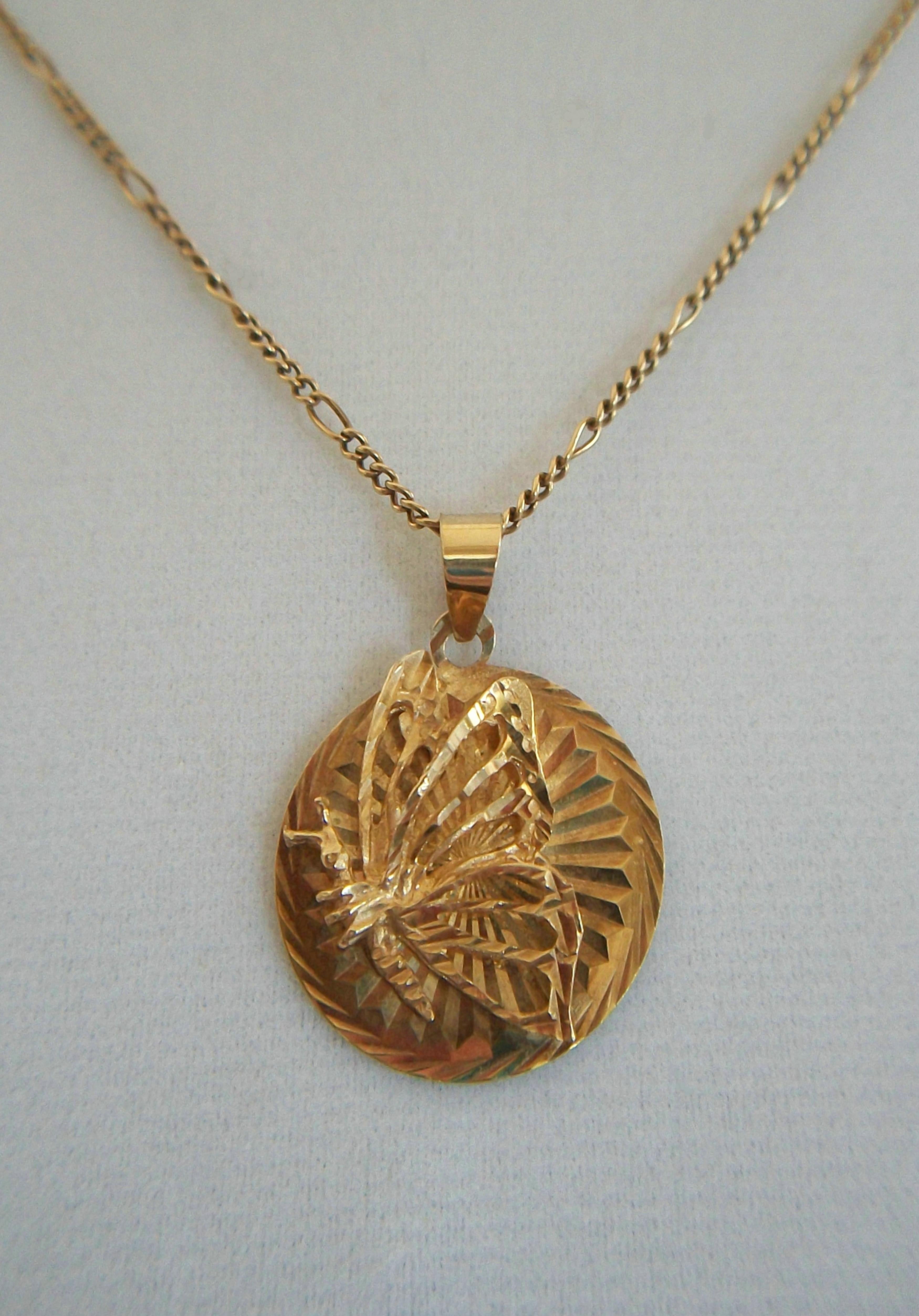 Collier pendentif papillon vintage - or jaune 10K - U.S.A. - Circa 1980's en vente 8