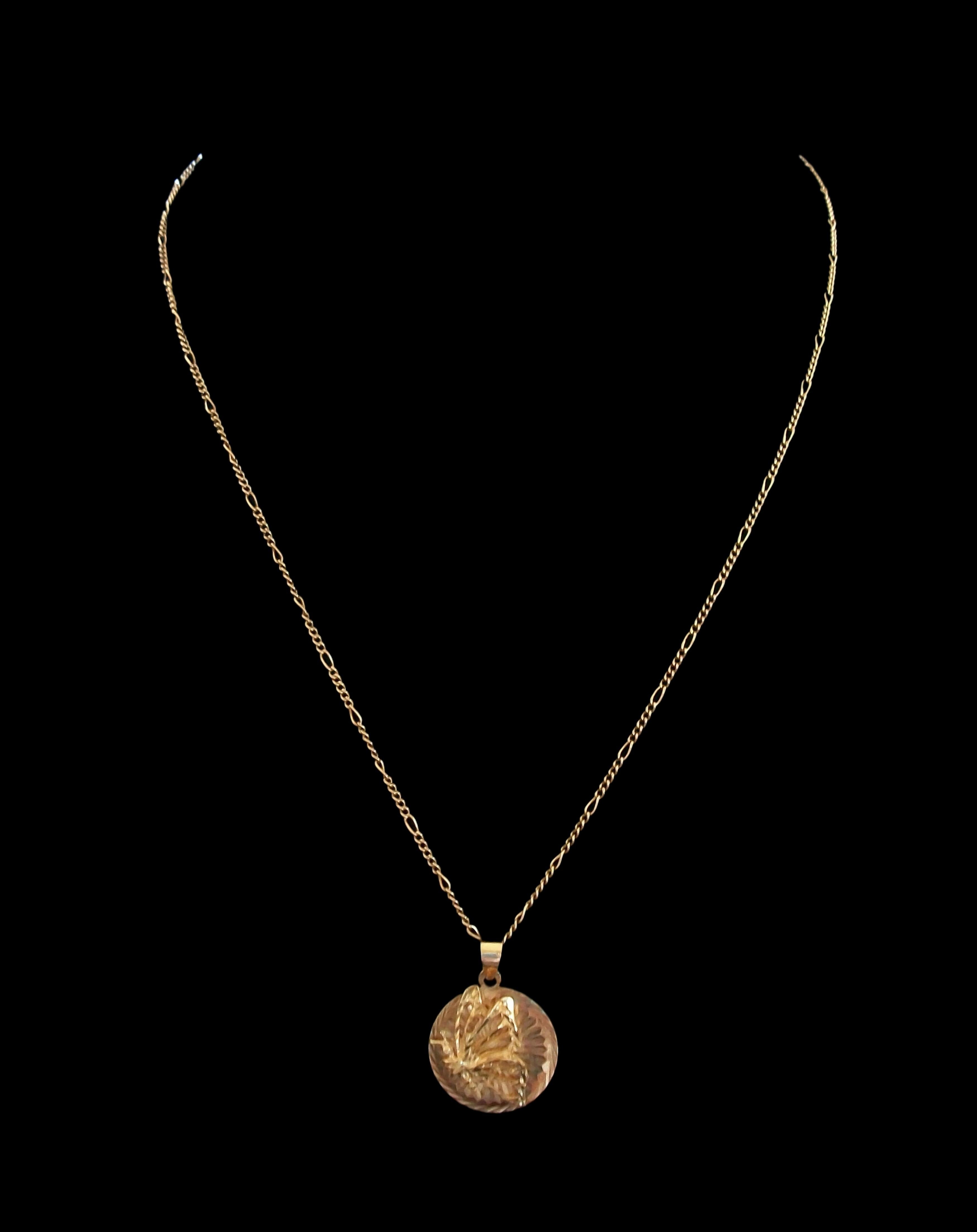 Moderne Collier pendentif papillon vintage - or jaune 10K - U.S.A. - Circa 1980's en vente