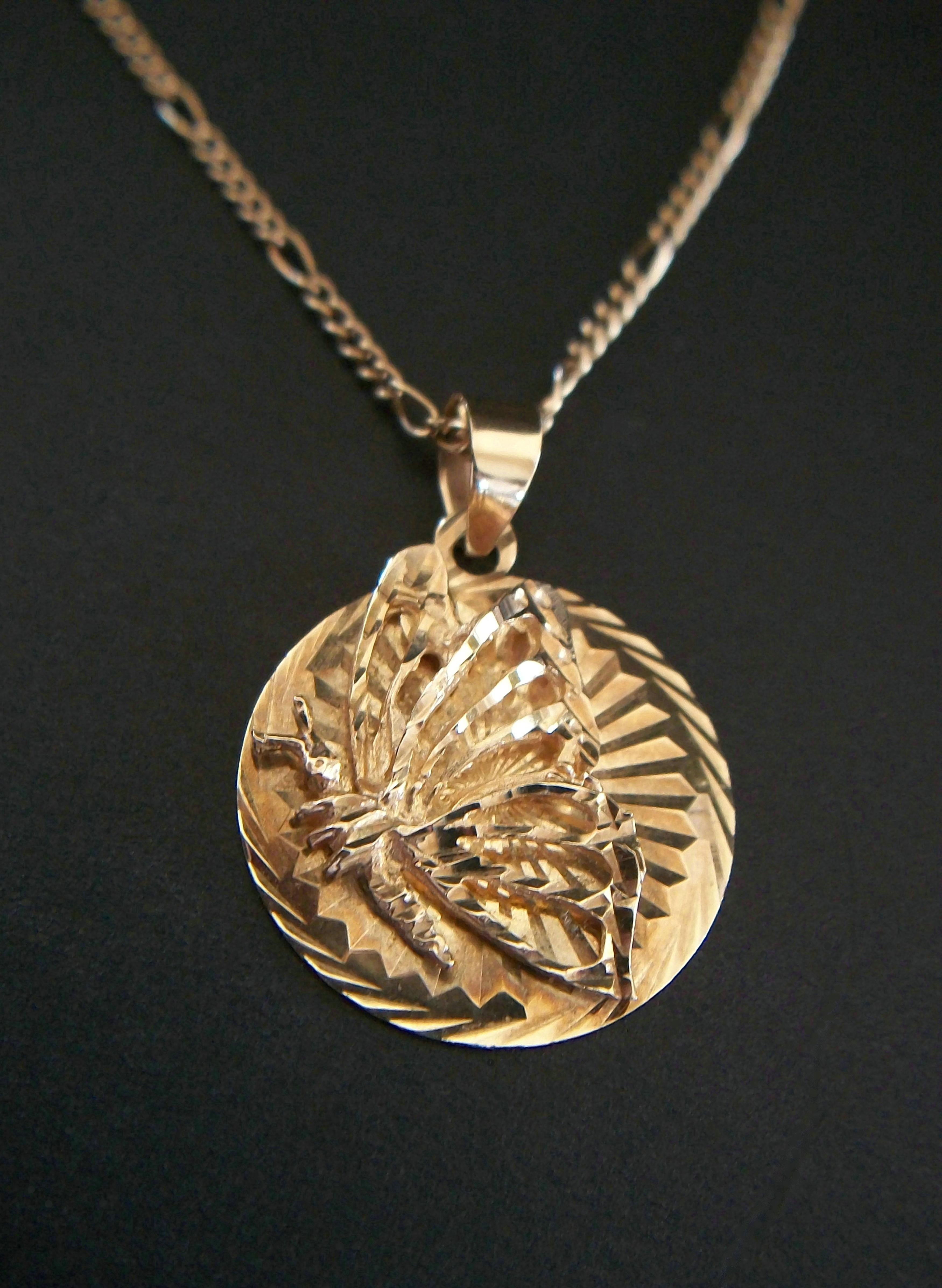 Collier pendentif papillon vintage - or jaune 10K - U.S.A. - Circa 1980's en vente 1